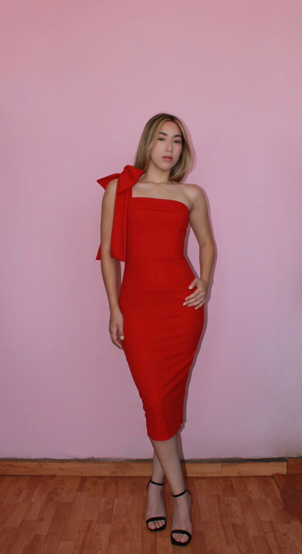 Vestido rojo midi con moño en hombro #11350