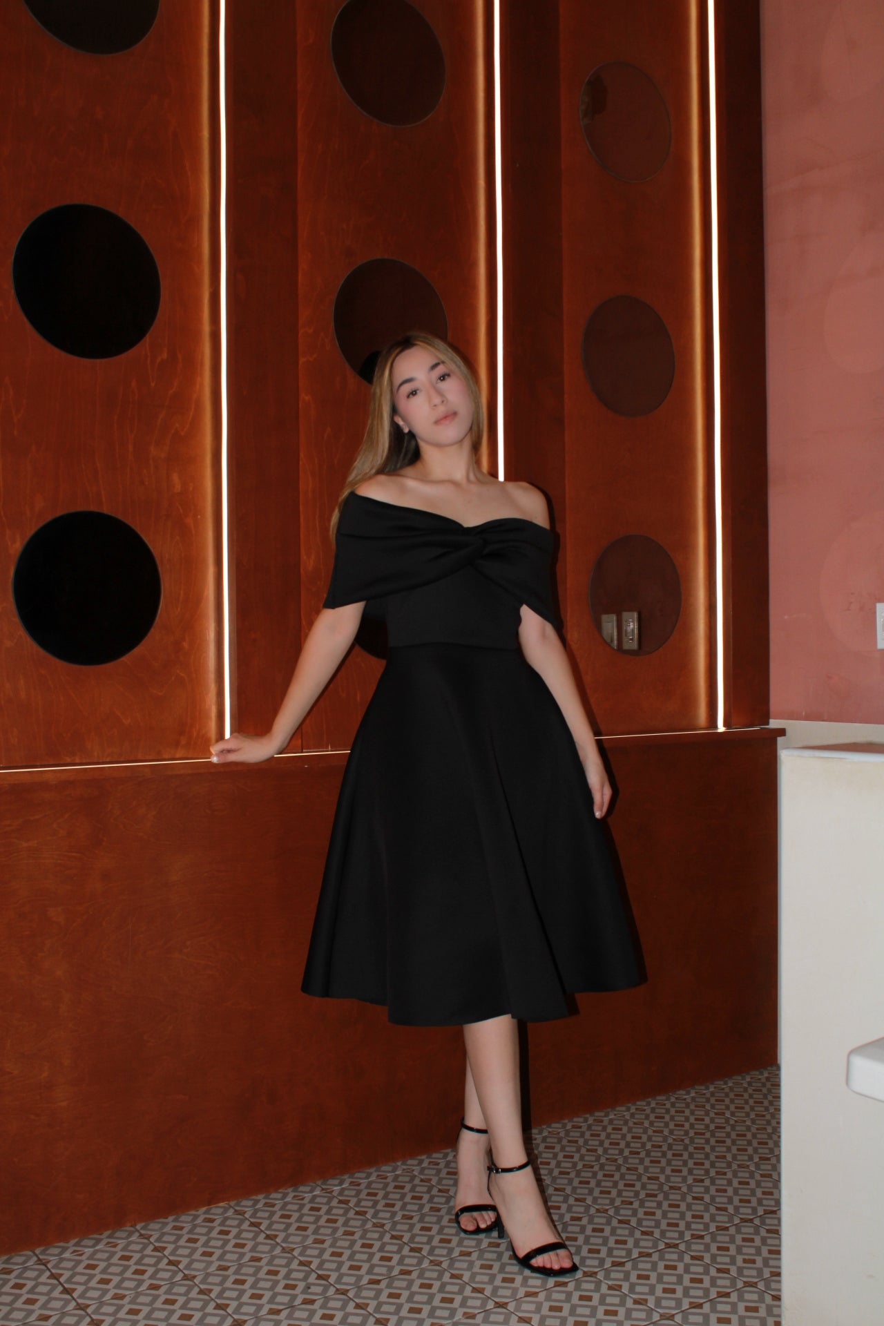Vestido negro midi off shoulder #11377