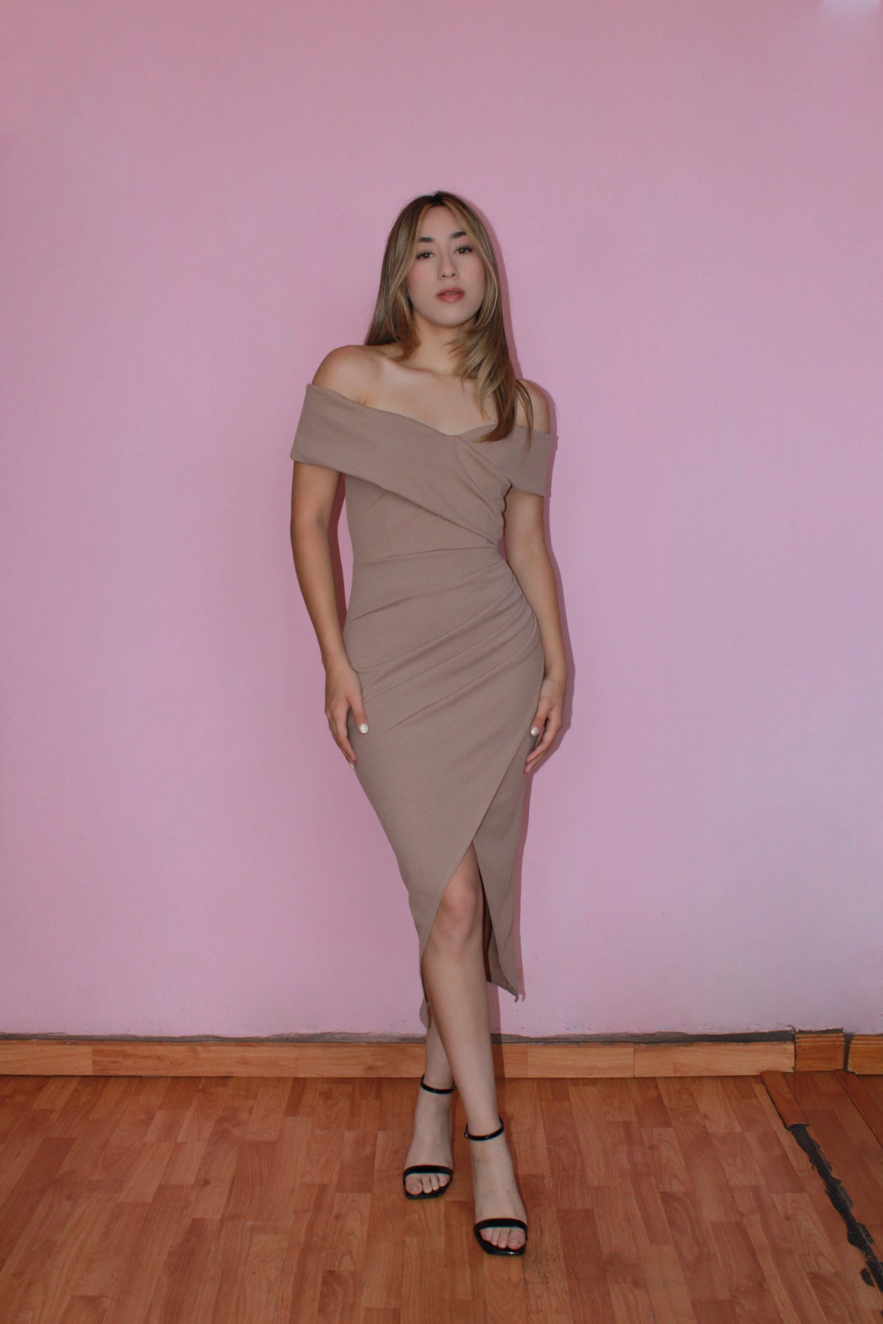 Vestido off shoulder mocha midi drapeado d lado #11372