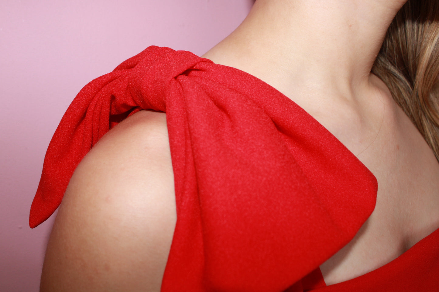 Vestido rojo midi con moño en hombro #11350