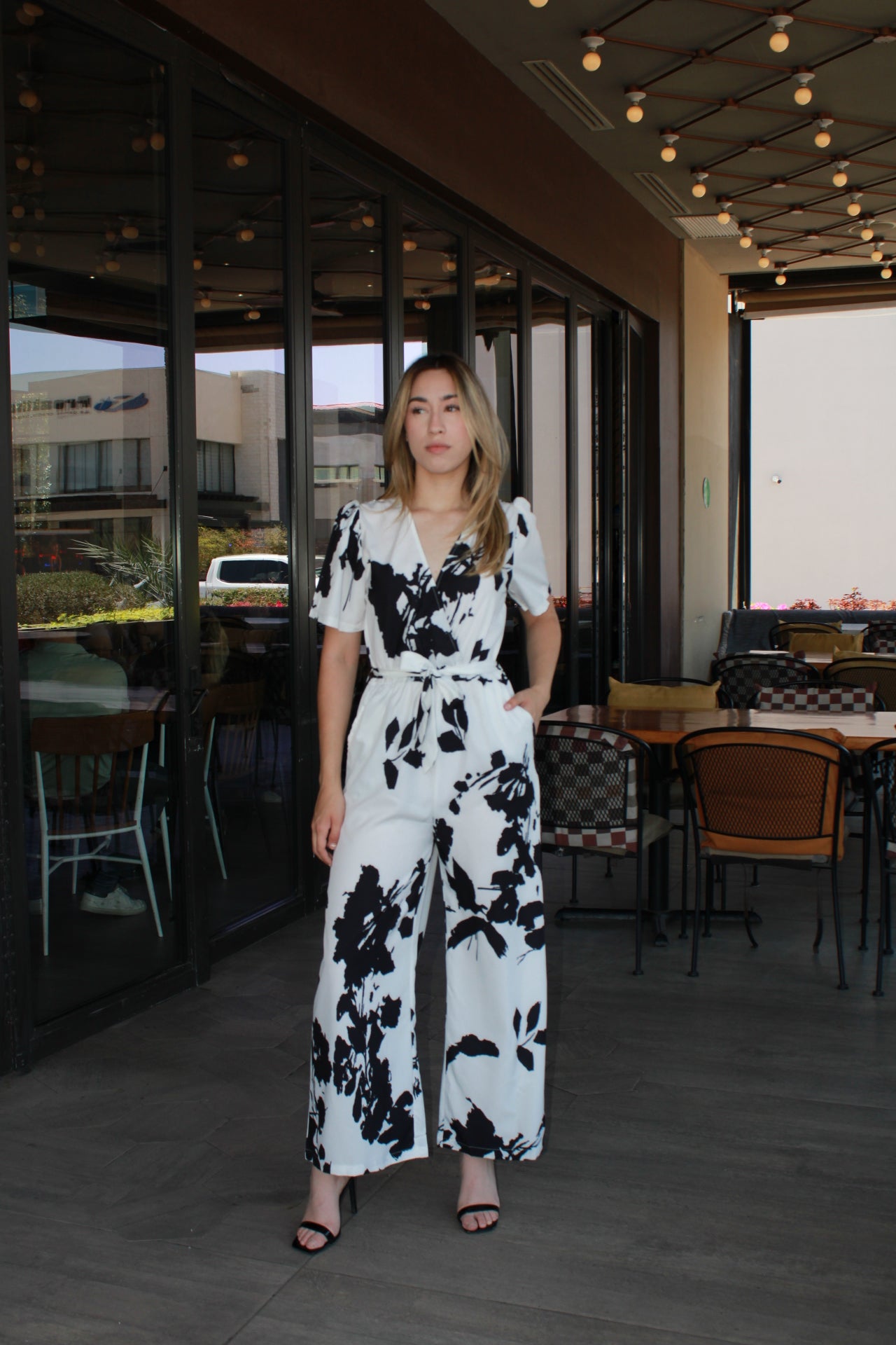 Jumpsuit blanco c flores negras #11303
