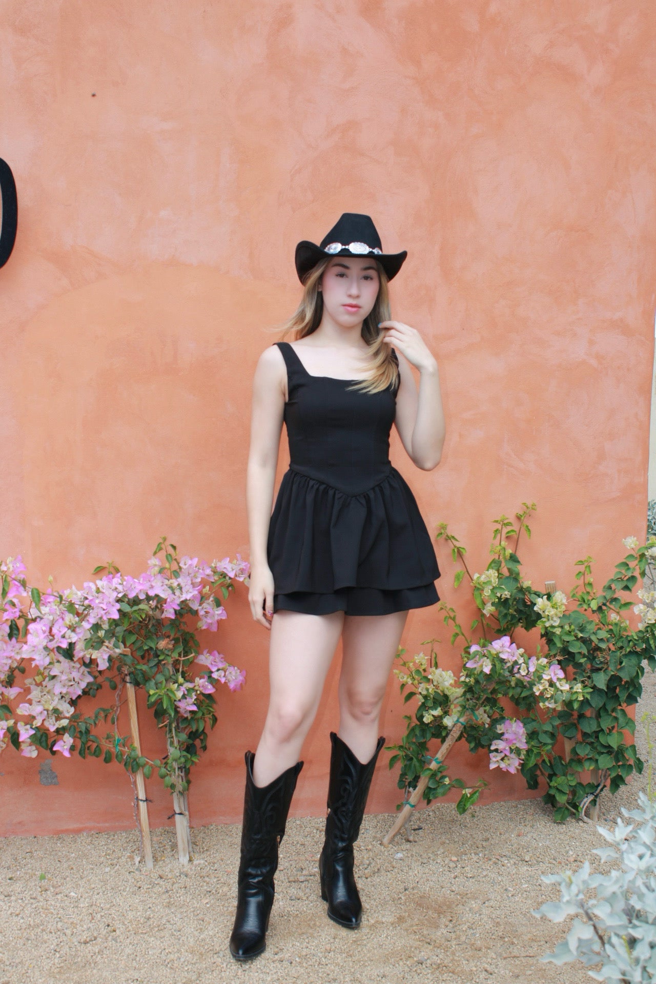 Vestido negro corto con olanes #11031