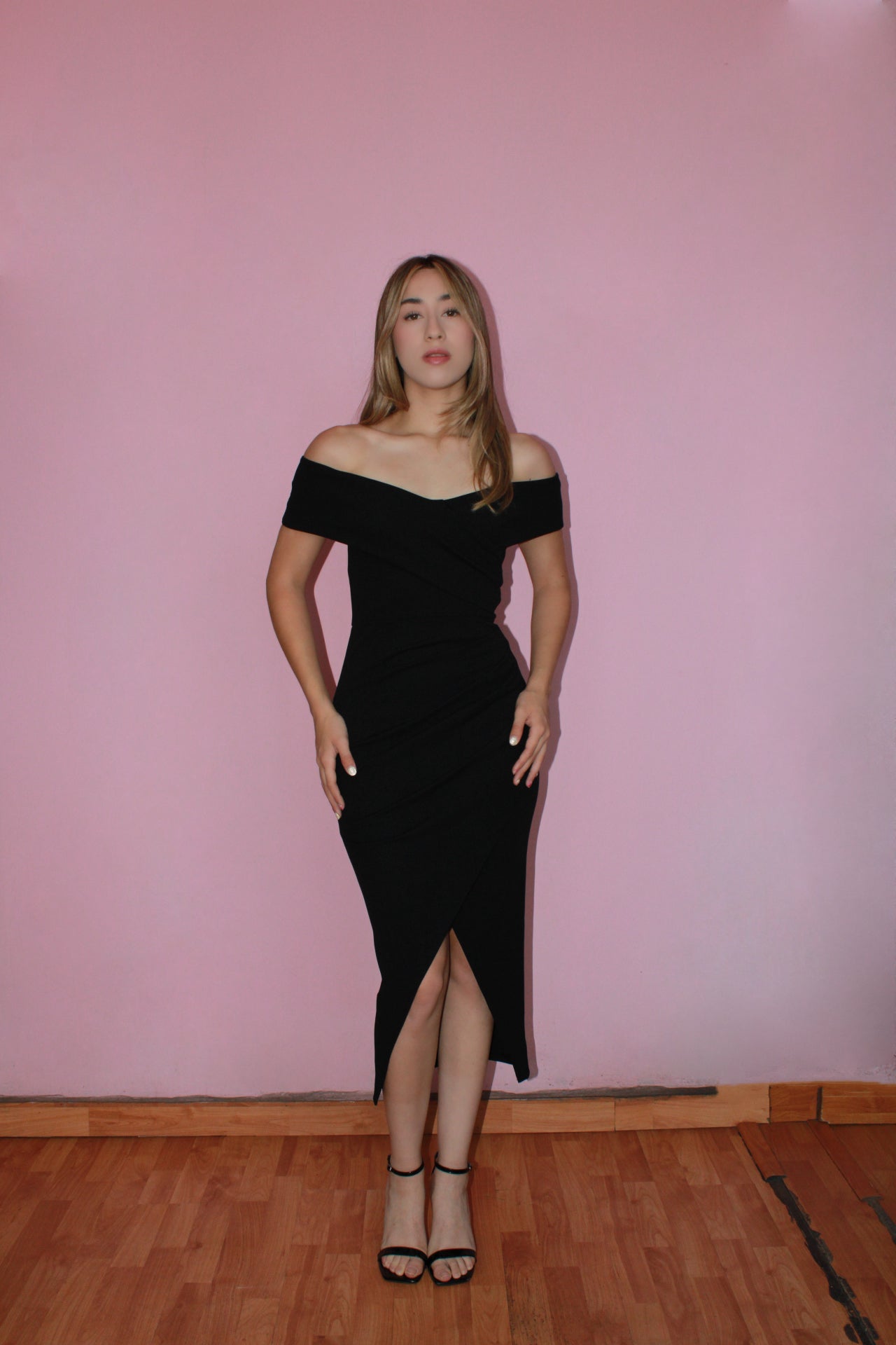 Vestido off shoulder negro midi drapeado d lado #11371