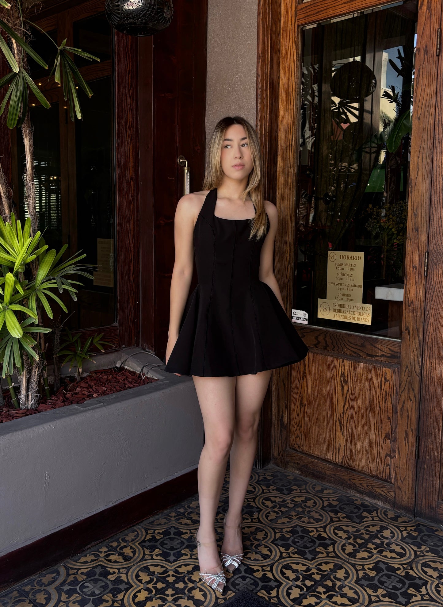 Vestido halter negro c moño atrás #11307