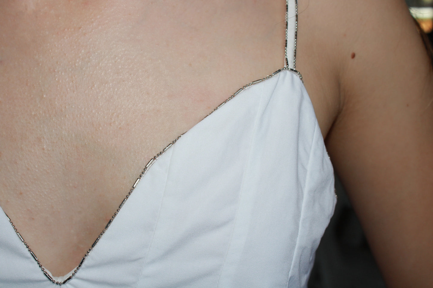 Blusa Blanca con vuelo orilla de piedritas #11319