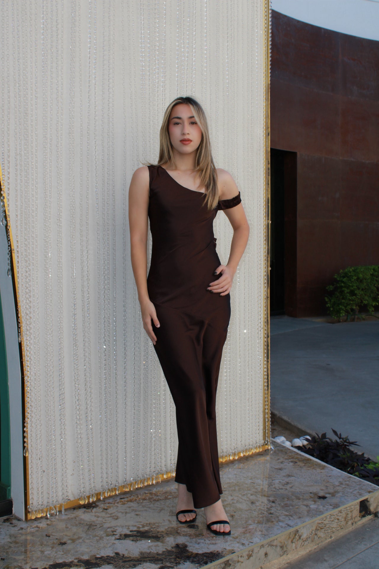 Vestido café midi satinado #11497