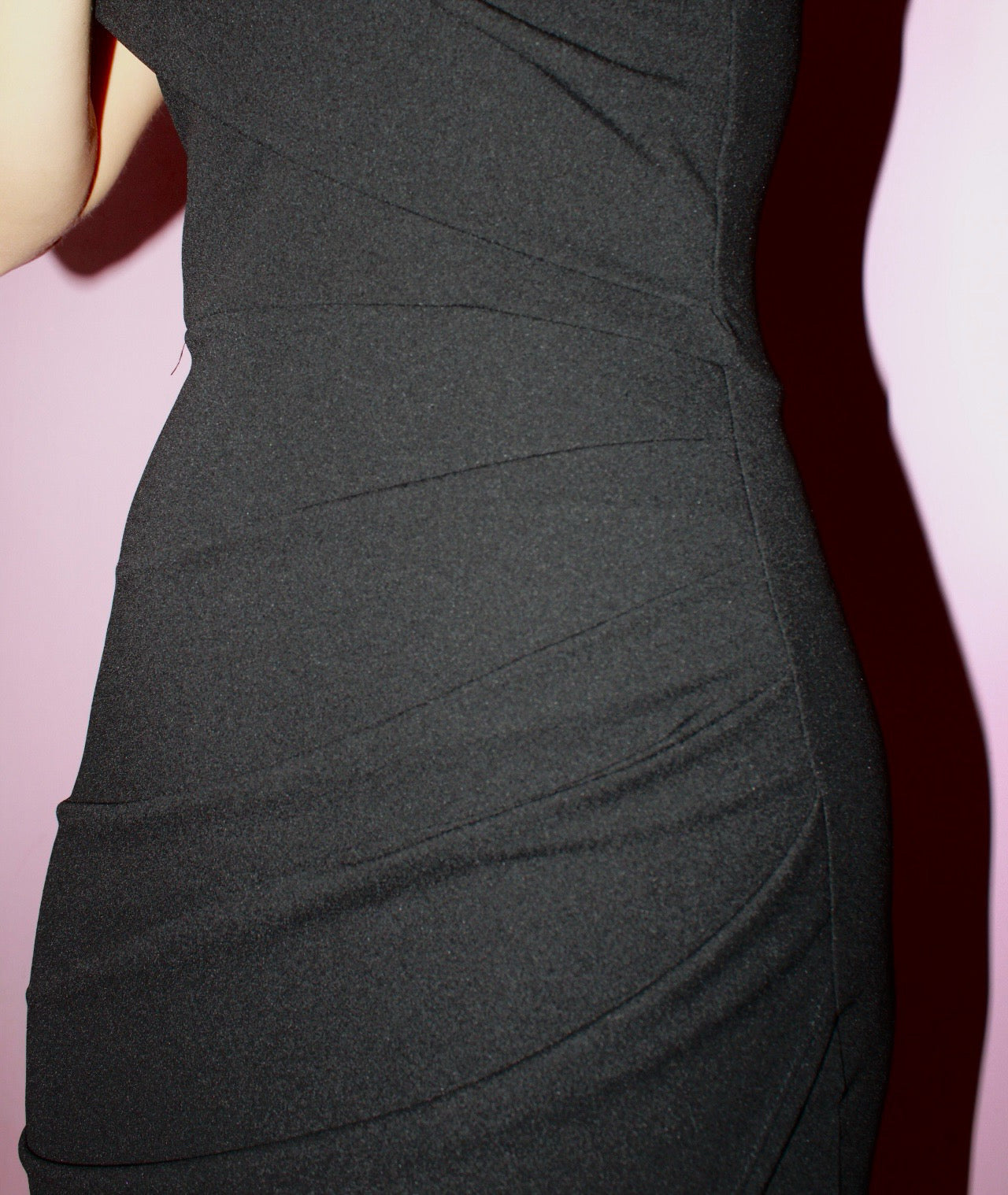 Vestido off shoulder negro midi drapeado d lado #11371