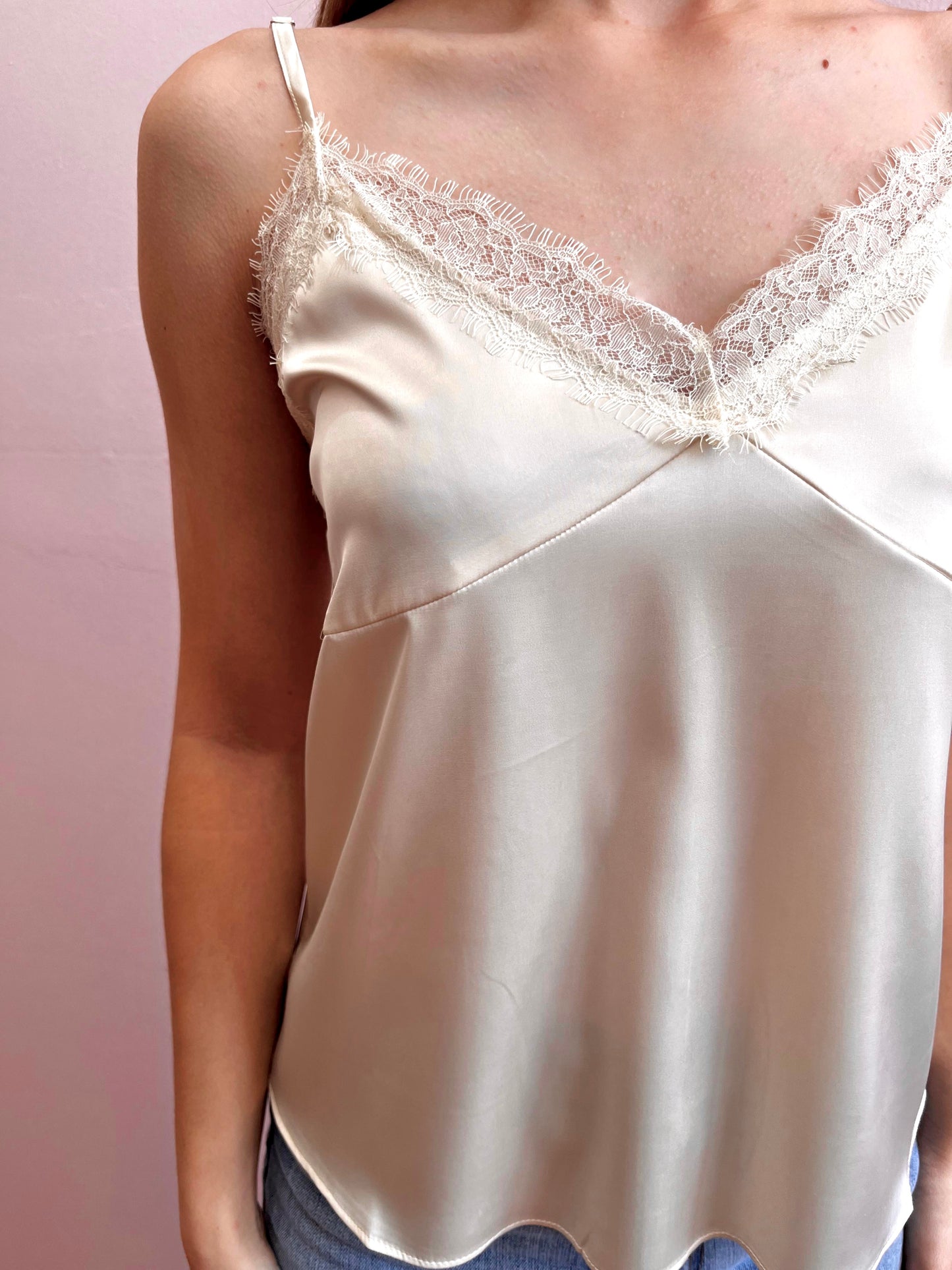 Blusa creama con encaje satinada de tirantes #11879