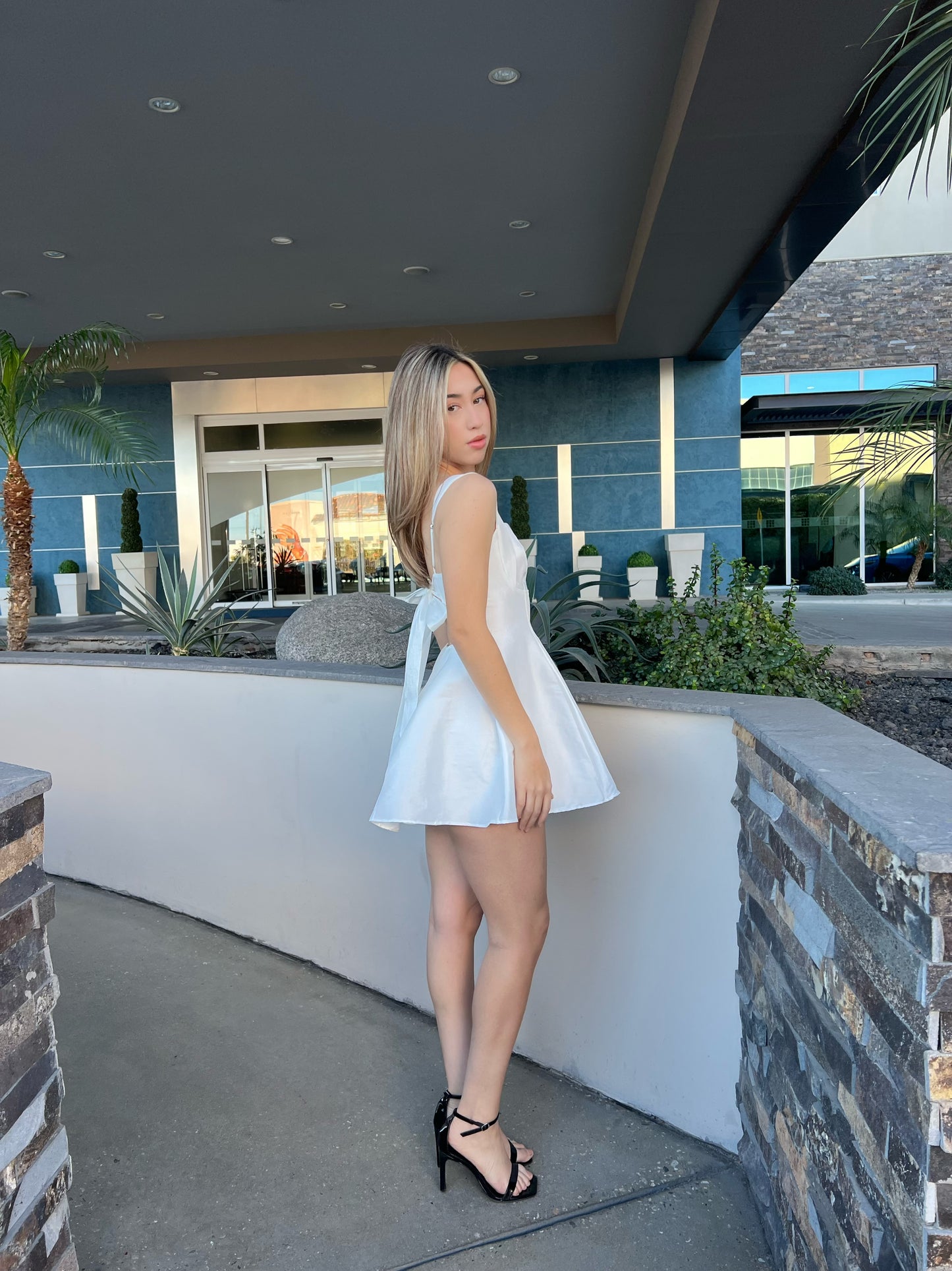 Vestido blanco, corto con moño atrás #11727