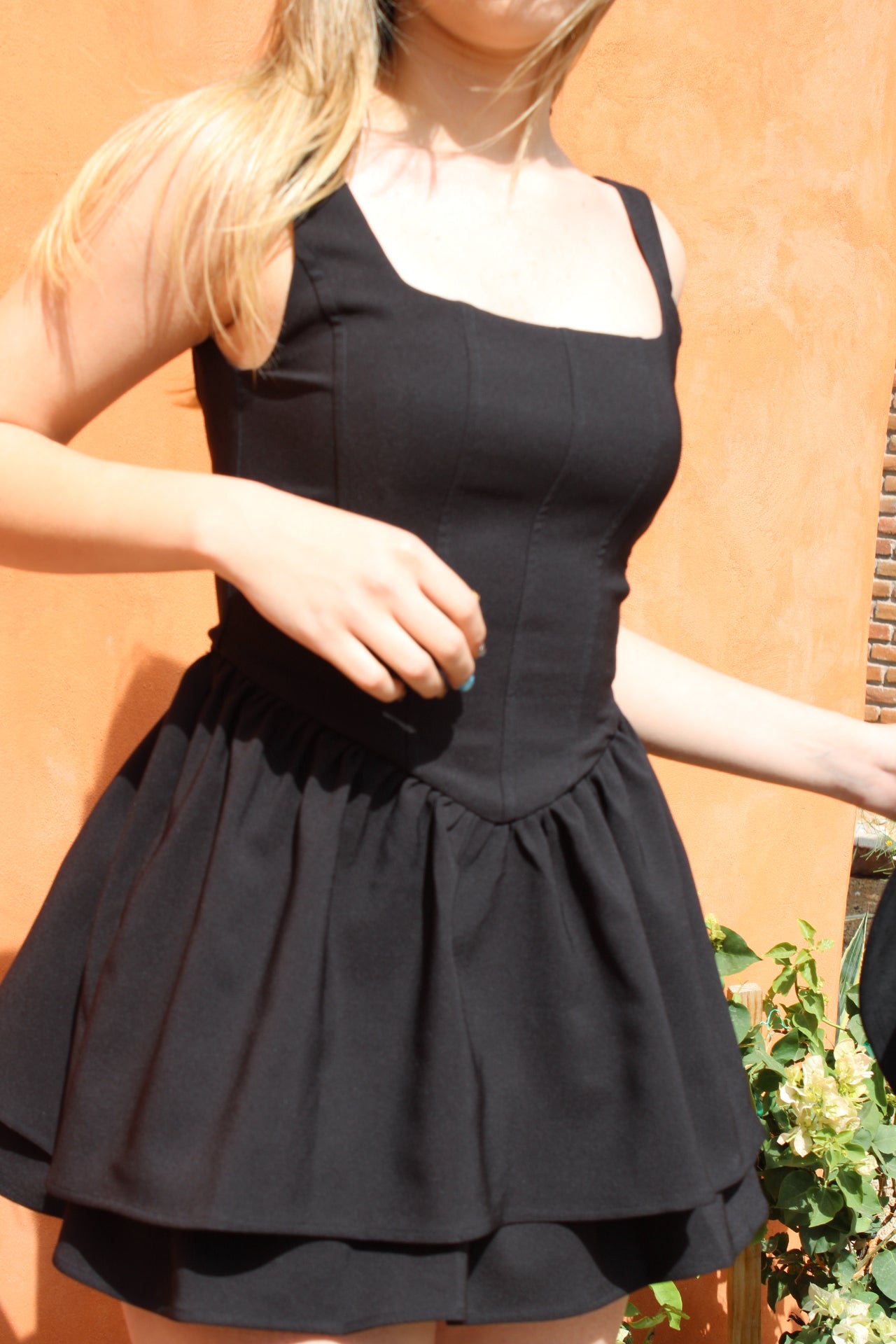 Vestido negro corto con olanes #11031