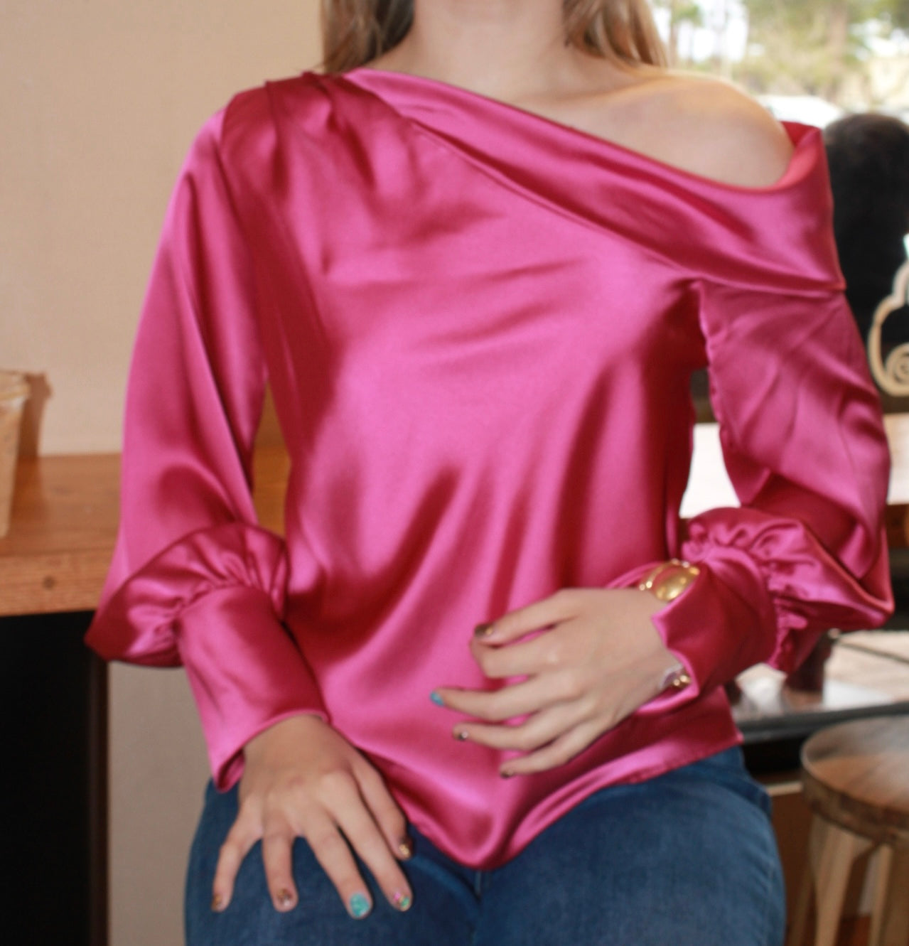 Blusa satinada 1 hombro #11040