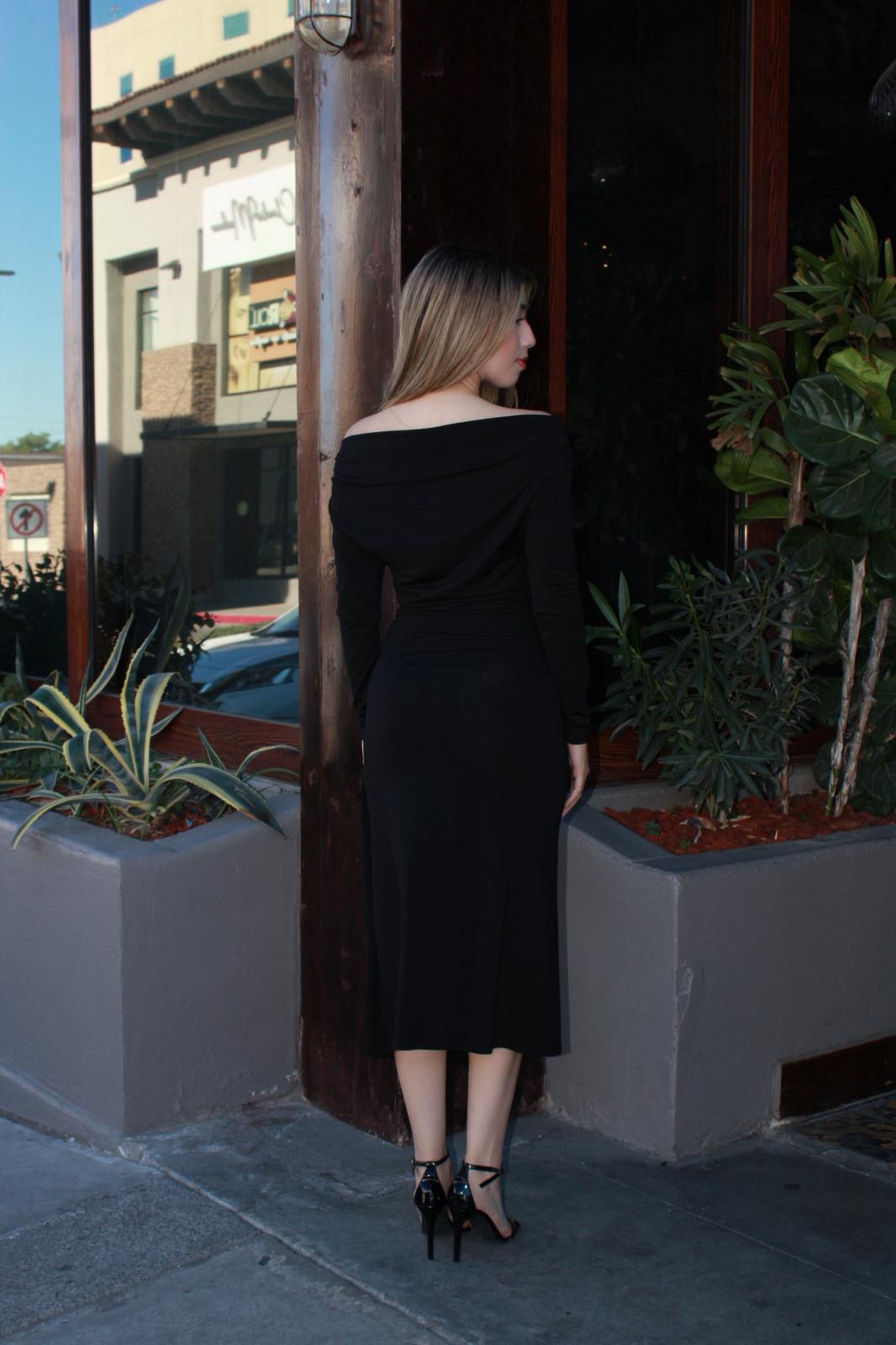 Vestido negro manga larga c metal dorado hombro asimétrico #11621