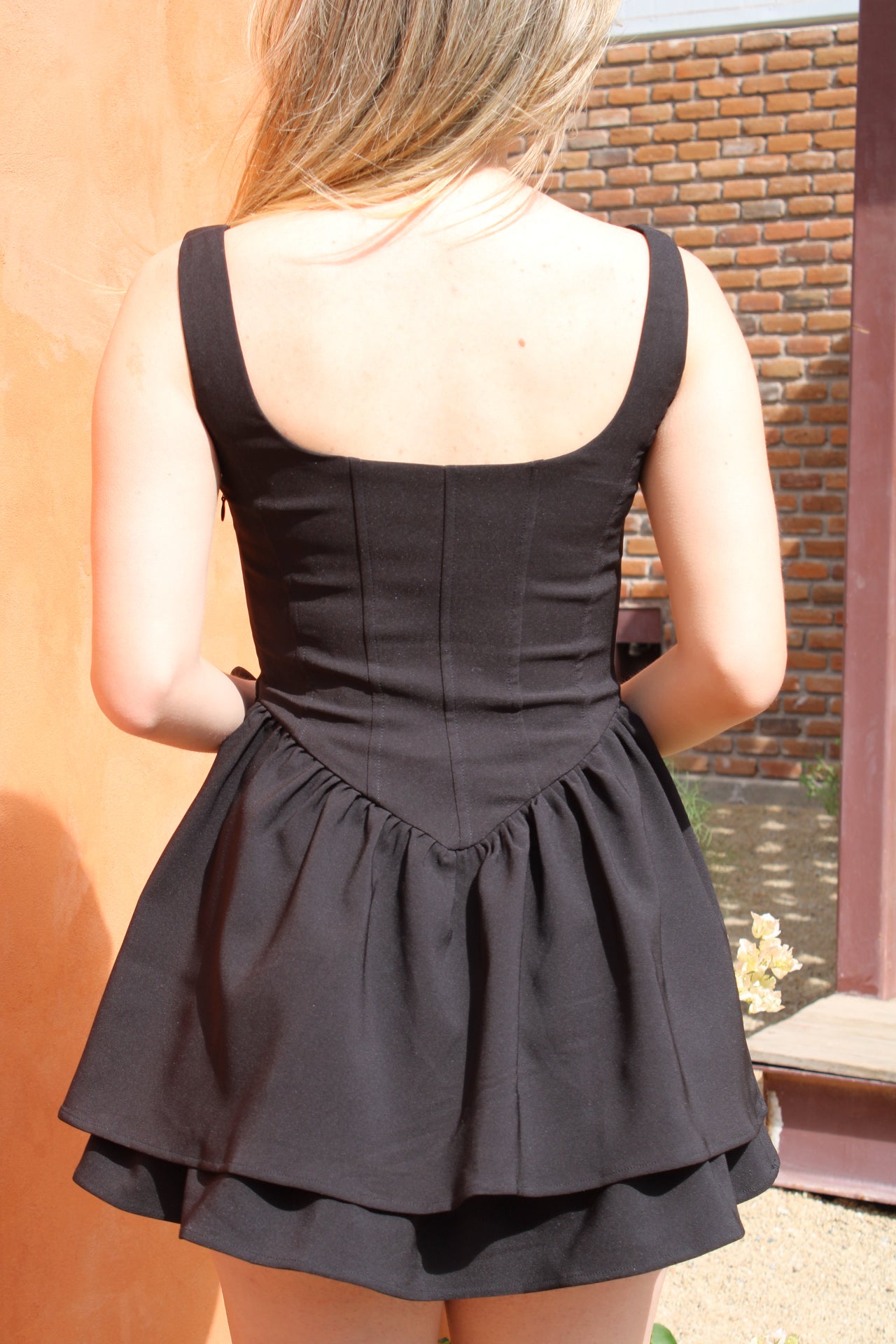 Vestido negro corto con olanes #11031