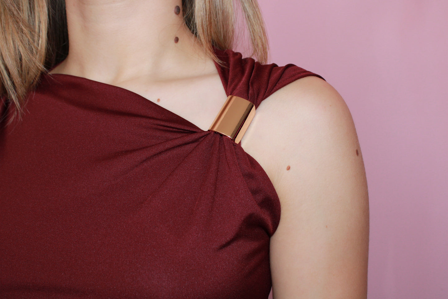 Blusa guinda con detalle dorado #11381