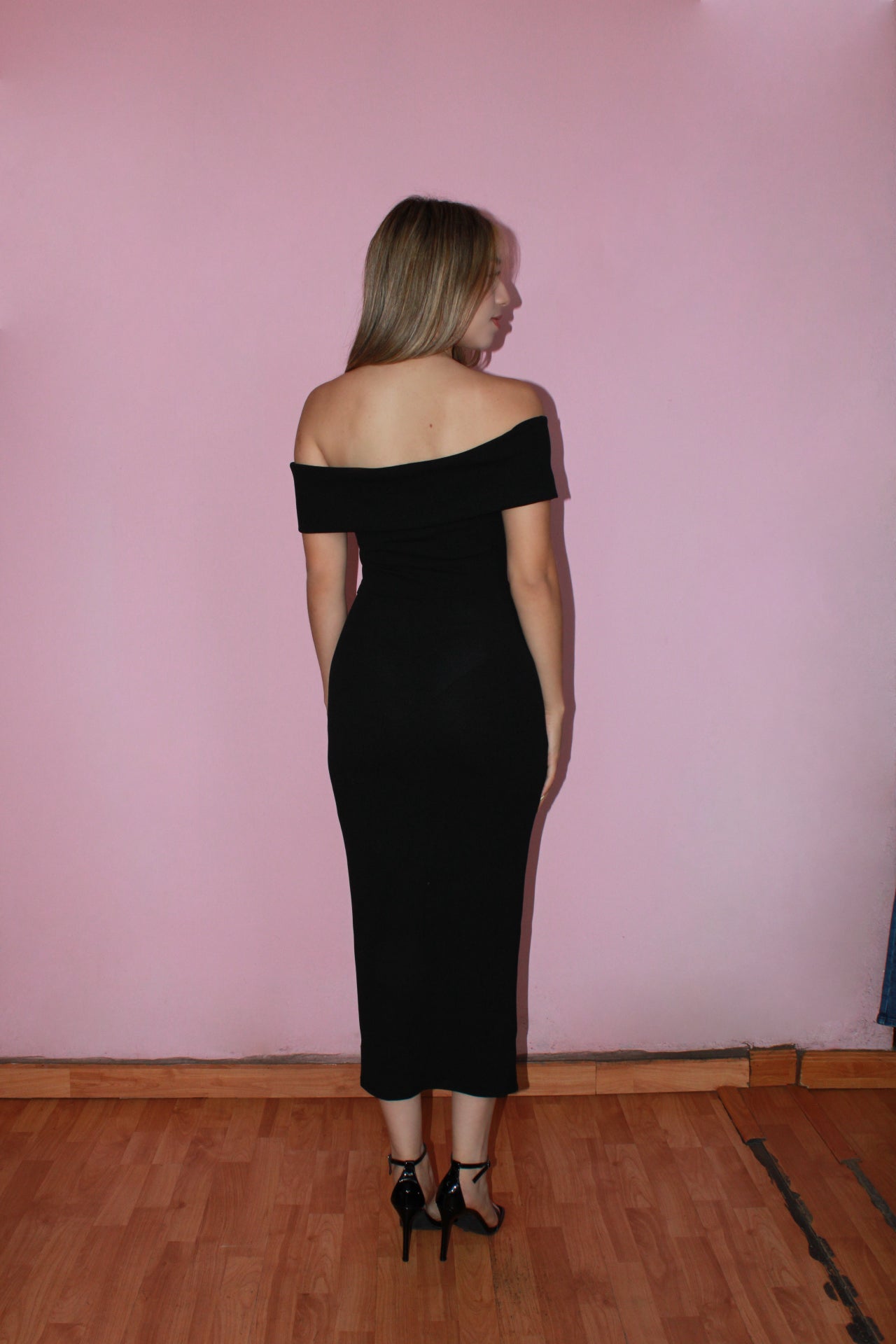 Vestido off shoulder negro midi drapeado d lado #11371