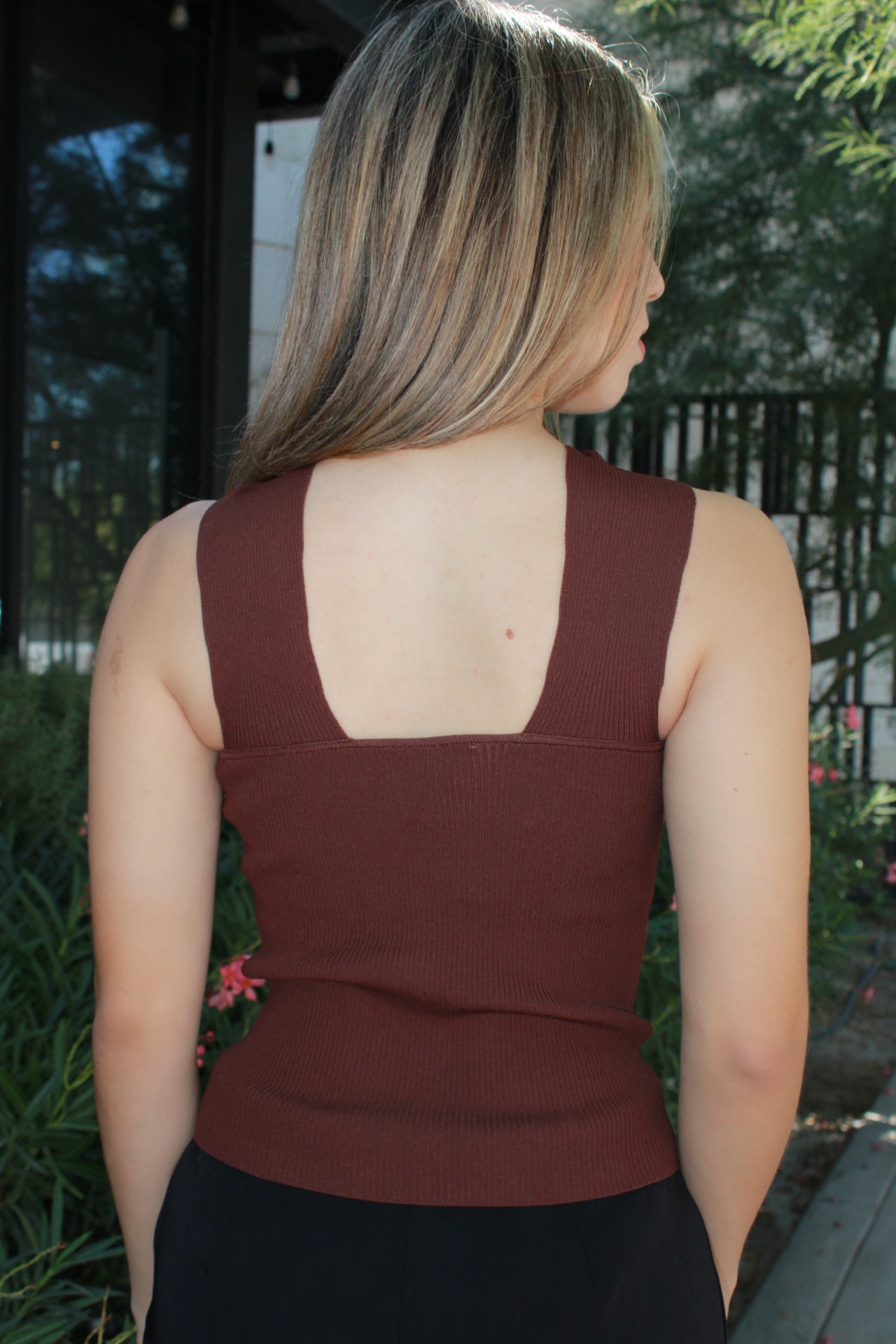 Blusa Halter, café, con detalle dorado #11522