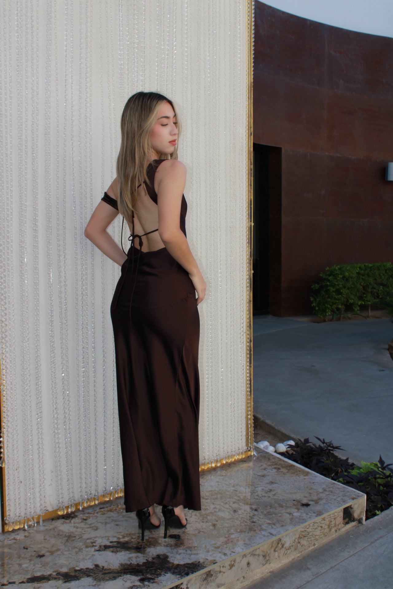 Vestido café midi satinado #11497
