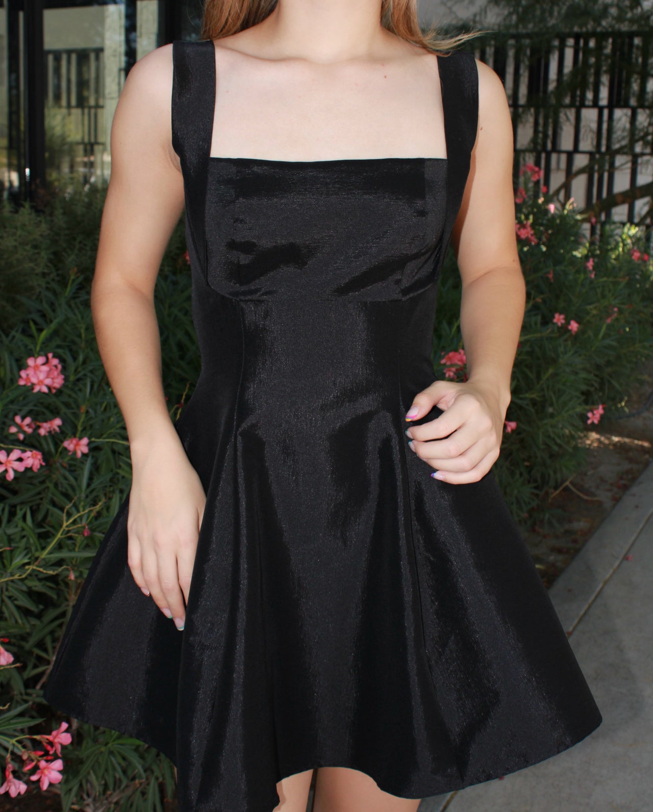 Vestido negro, corto con vuelo. #11526