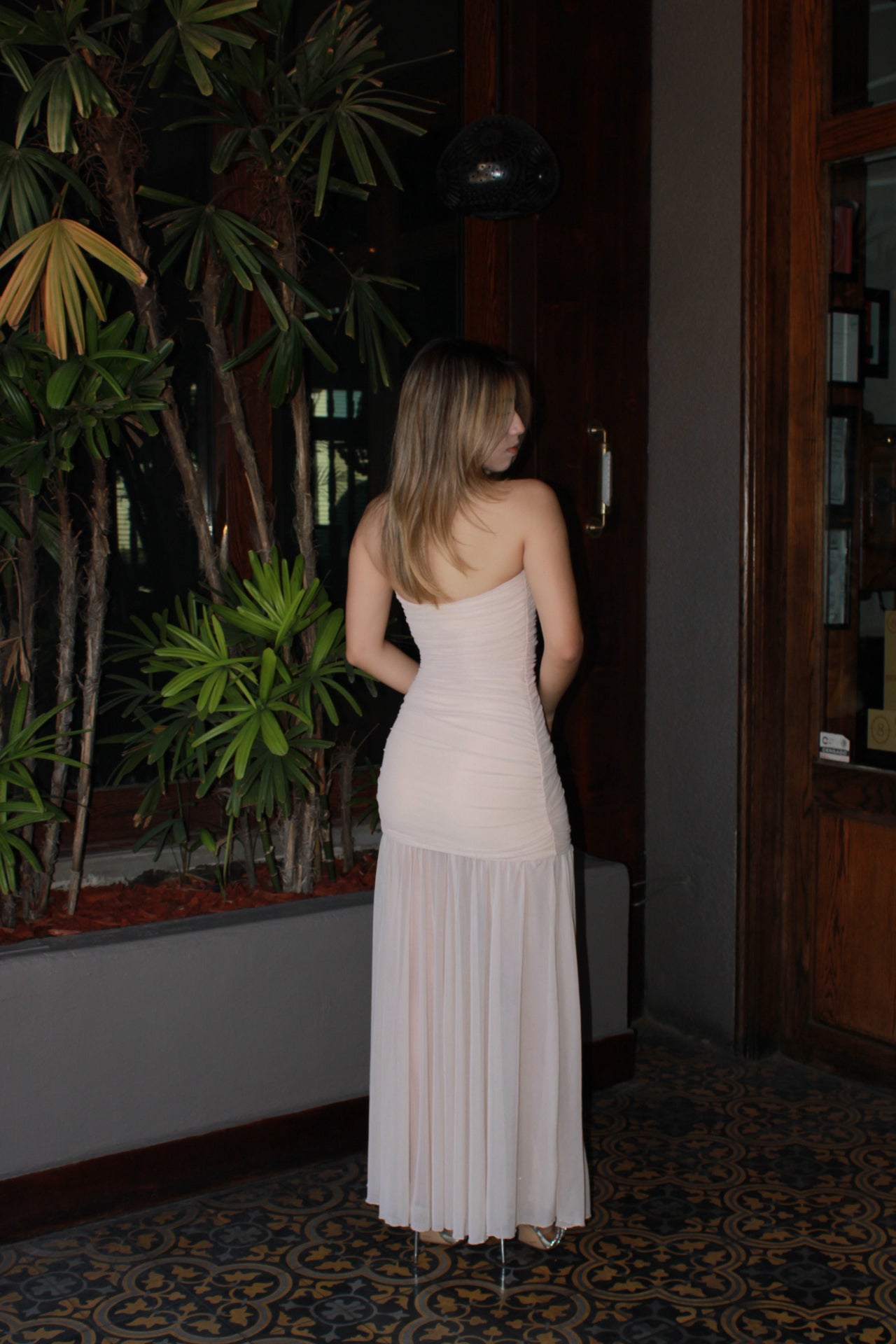 Vestido strapless beige largo con tela transparente #11312
