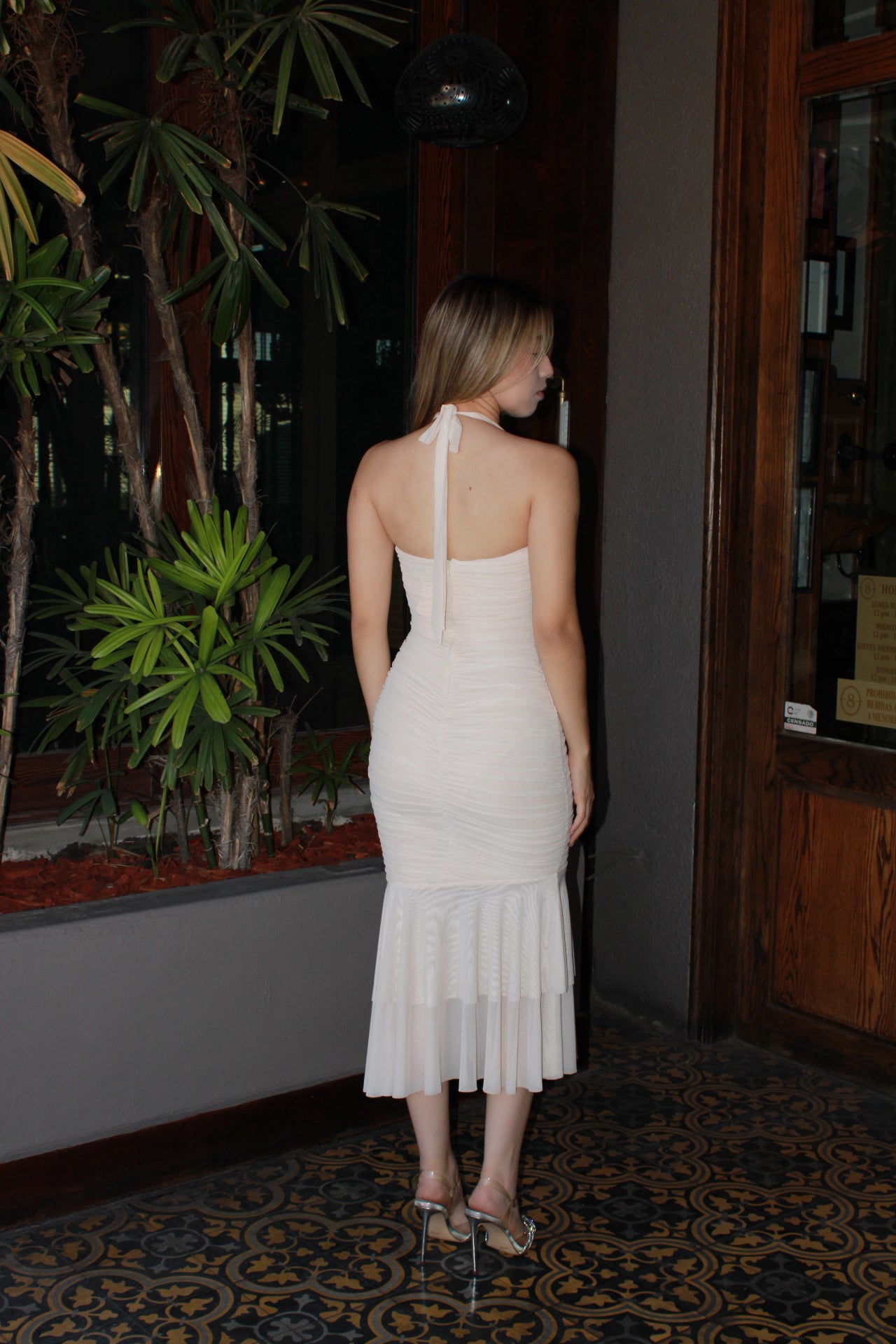 Vestido beige halter corrugado midi #11311