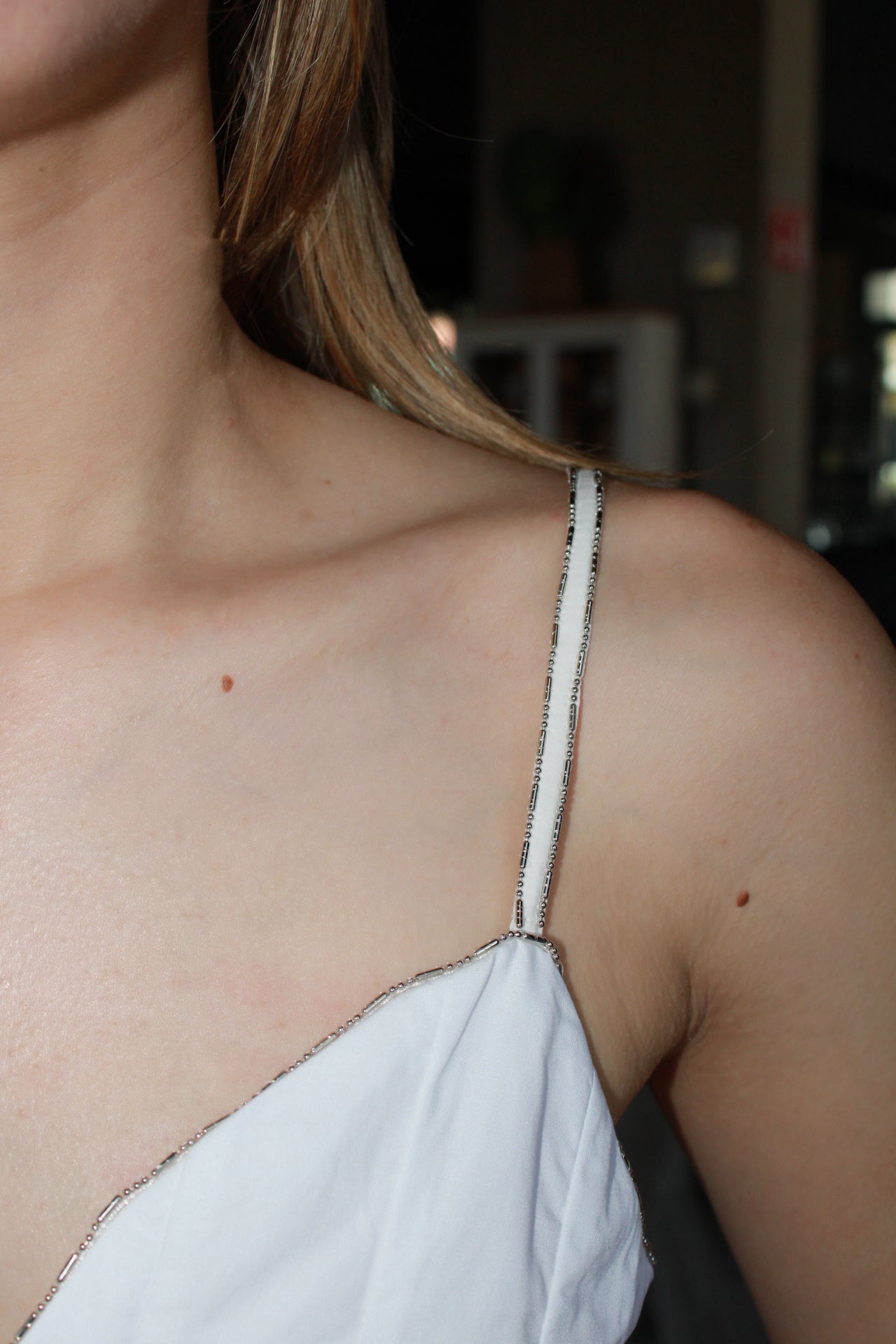 Blusa Blanca con vuelo orilla de piedritas #11319