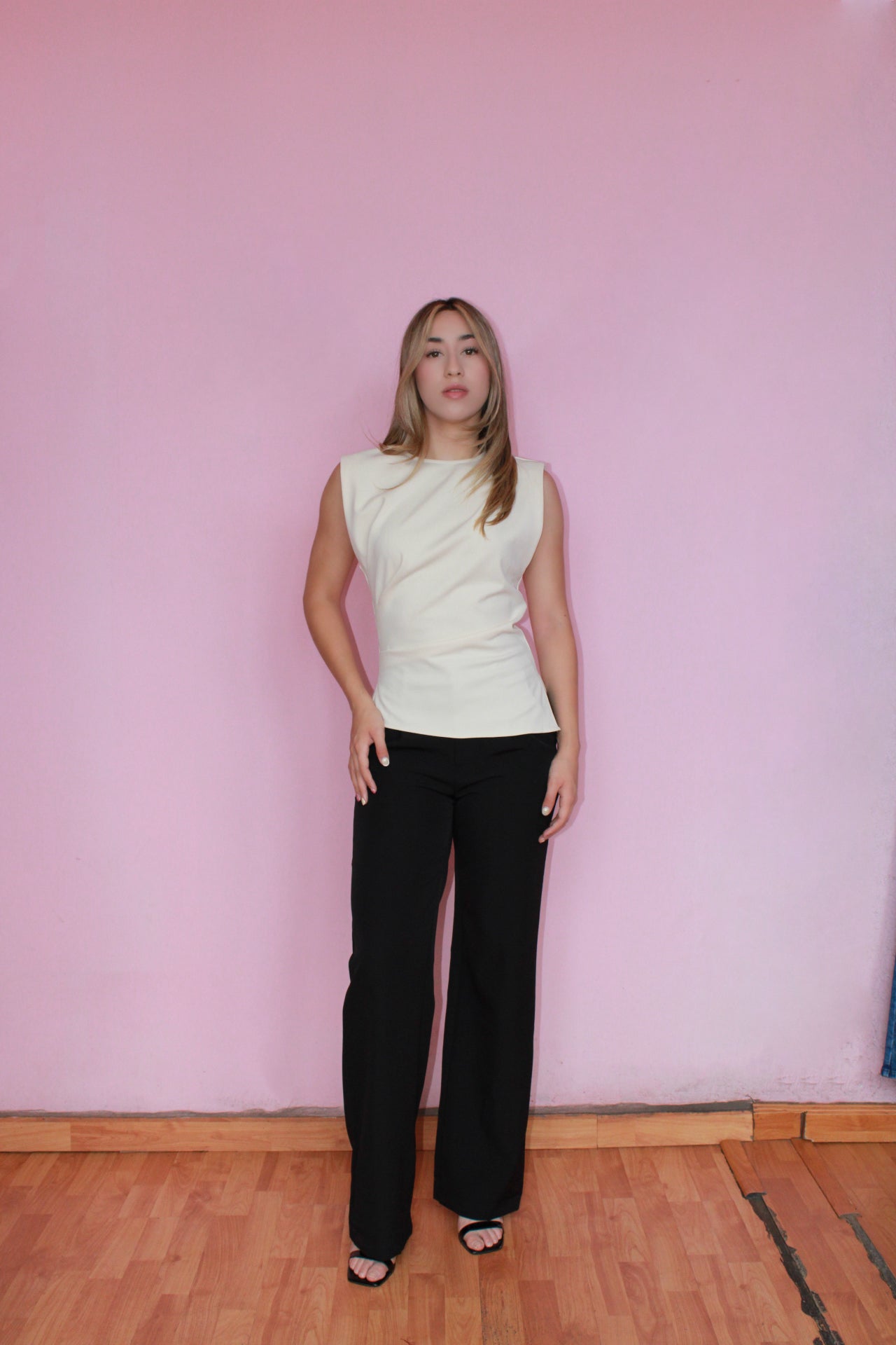 Blusa color crema sin manga lado drapeado #11369