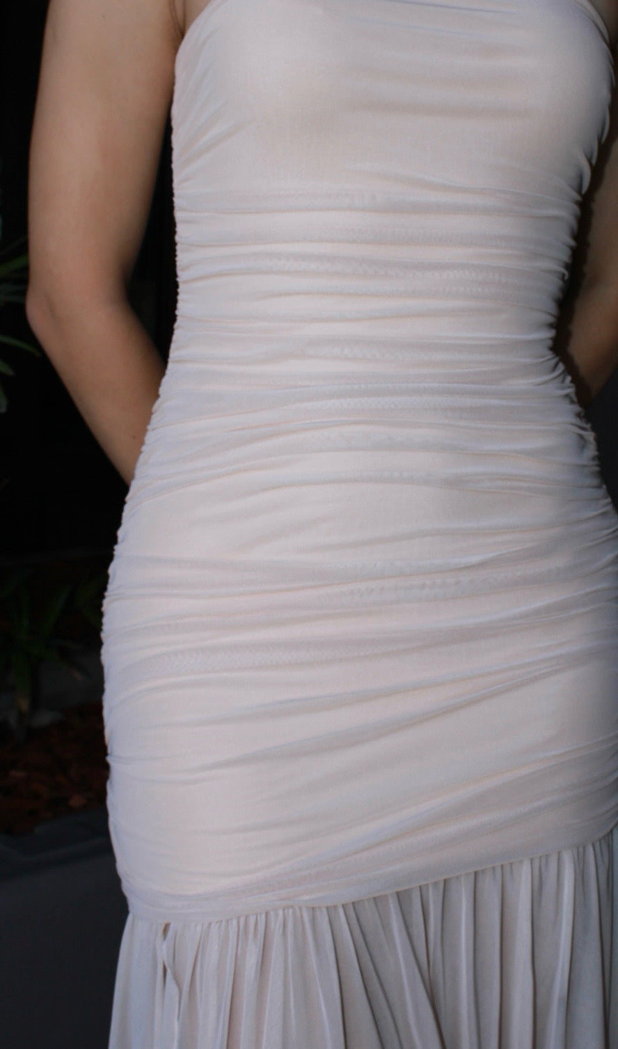 Vestido strapless beige largo con tela transparente #11312