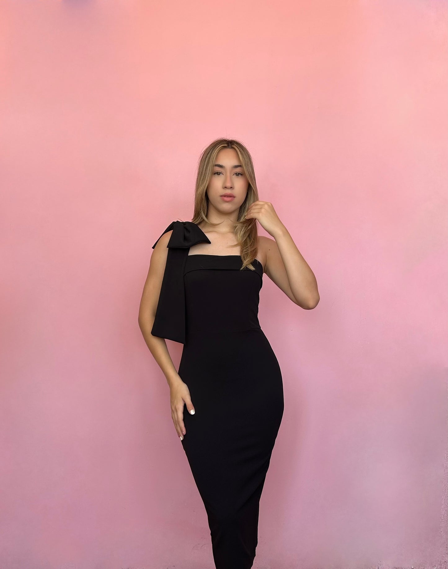 Vestido negro midi con moño en hombro #11351
