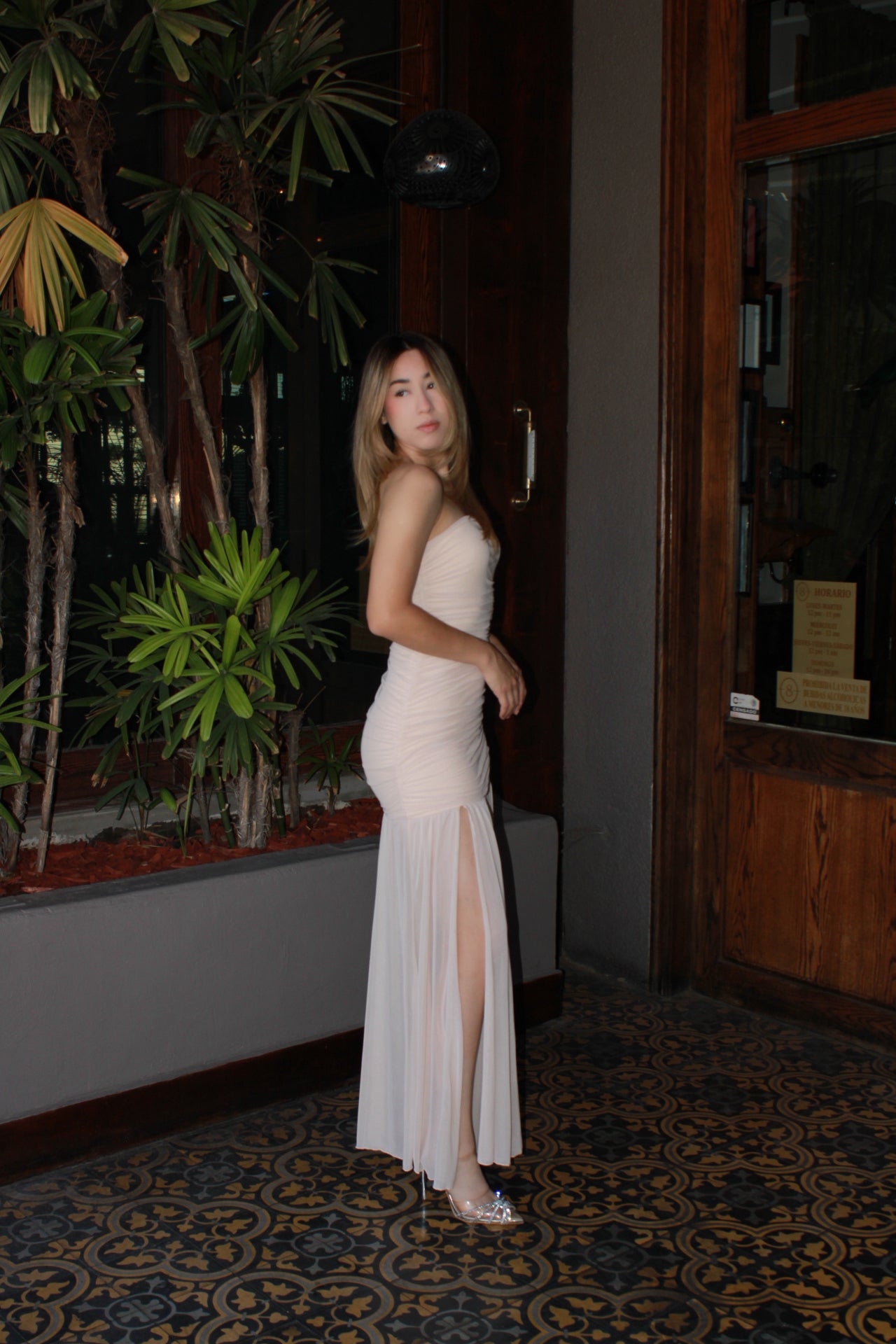 Vestido strapless beige largo con tela transparente #11312