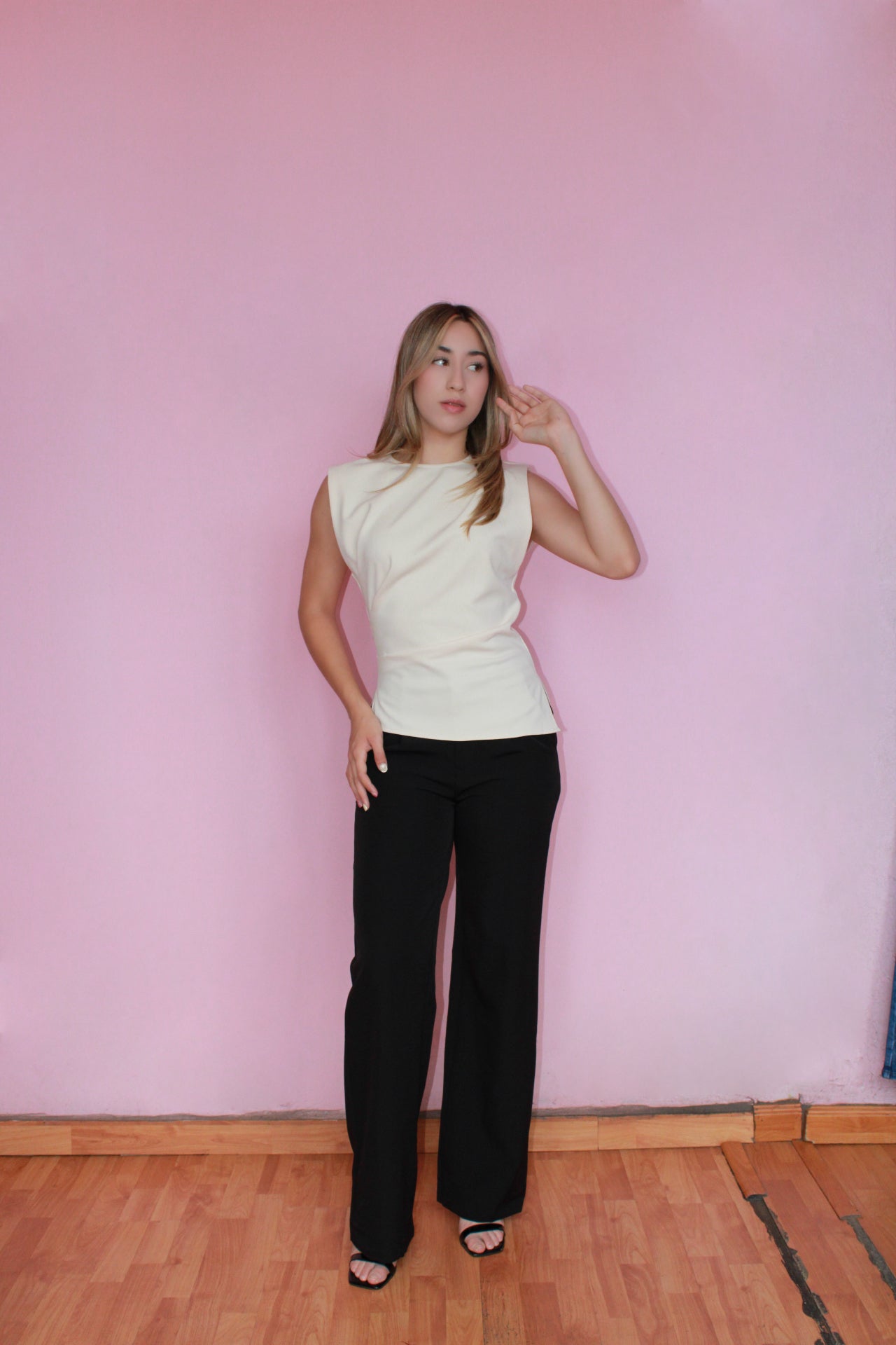 Blusa color crema sin manga lado drapeado #11369
