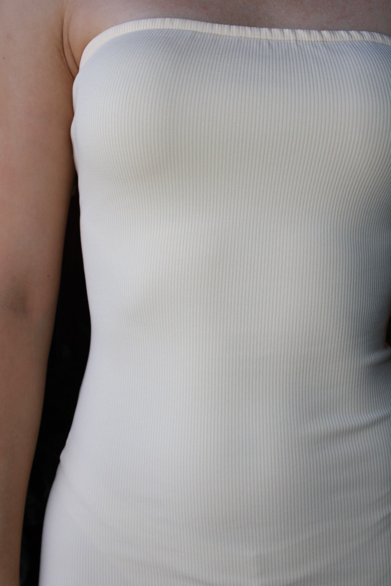 Vestido strapless liso color crema MIDI #11308