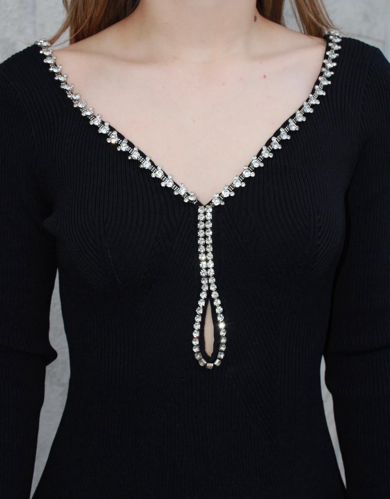 Vestido negro con escote de brillos #11588