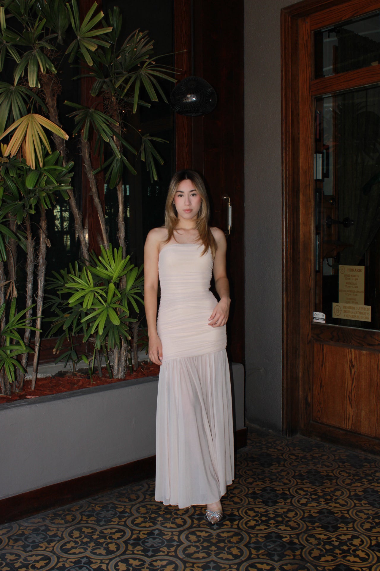 Vestido strapless beige largo con tela transparente #11312