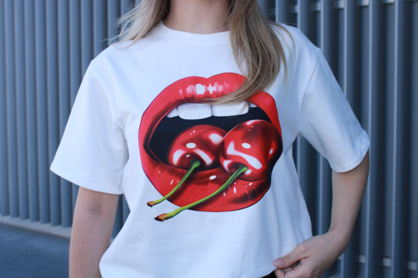 Camiseta con estampado de boca con cherrys #10949