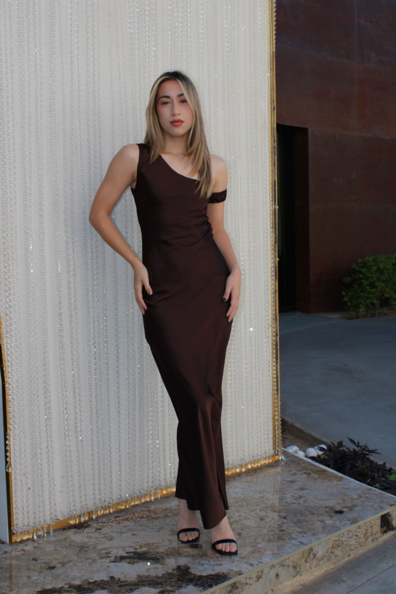 Vestido café midi satinado #11497