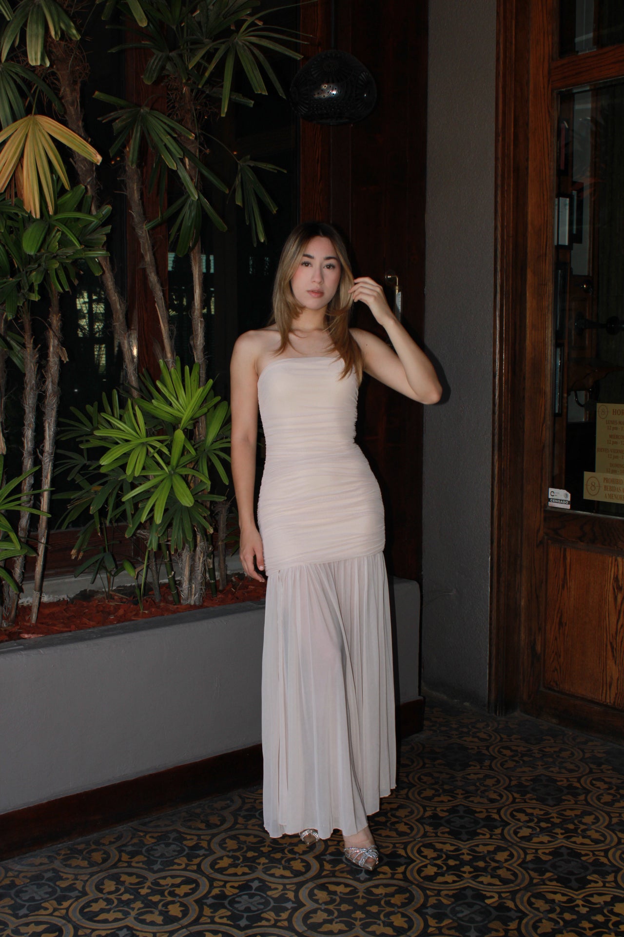 Vestido strapless beige largo con tela transparente #11312