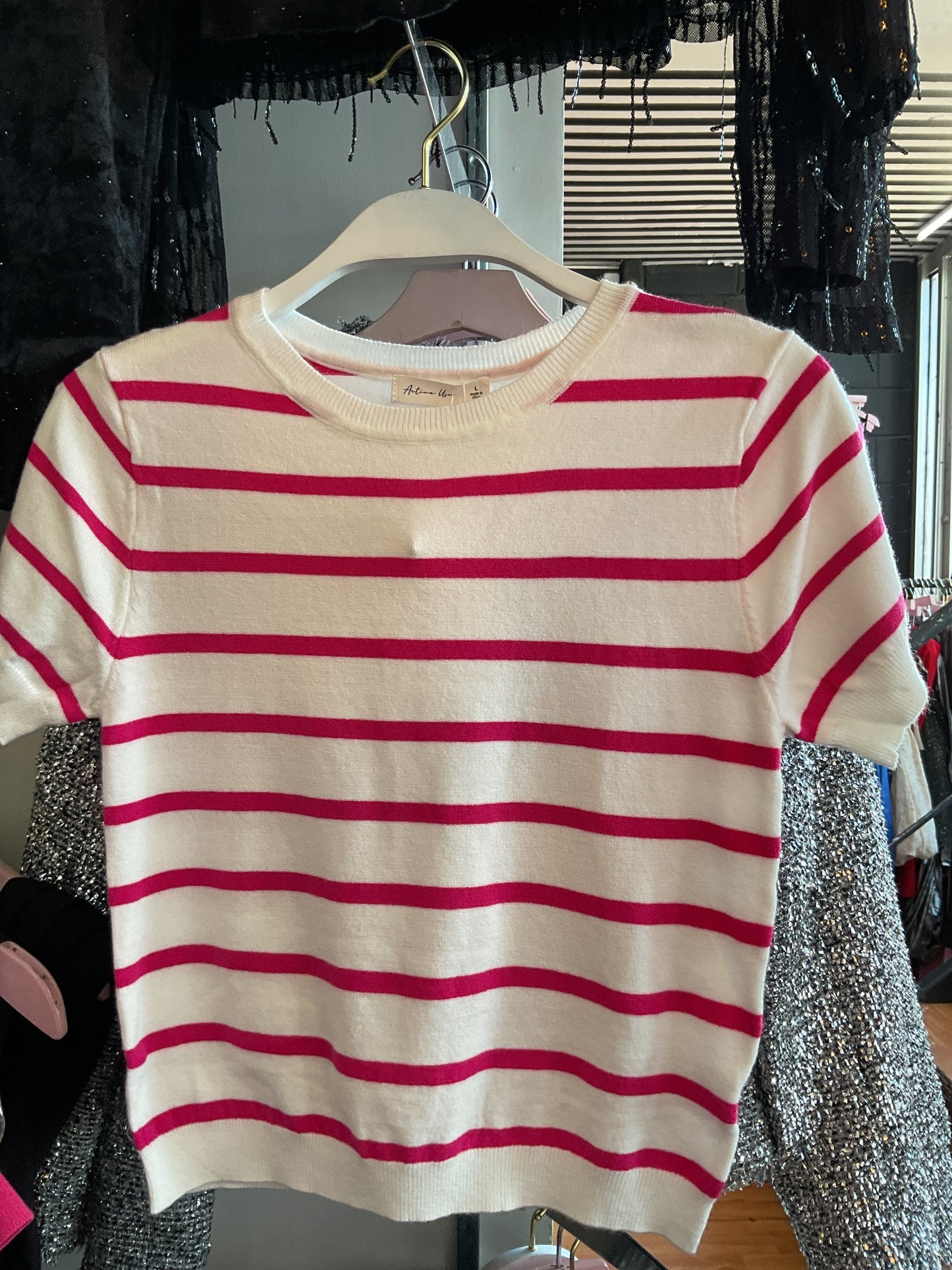 Blusa blanca, con rayas rosas, fucsia, manga, corta. #11751