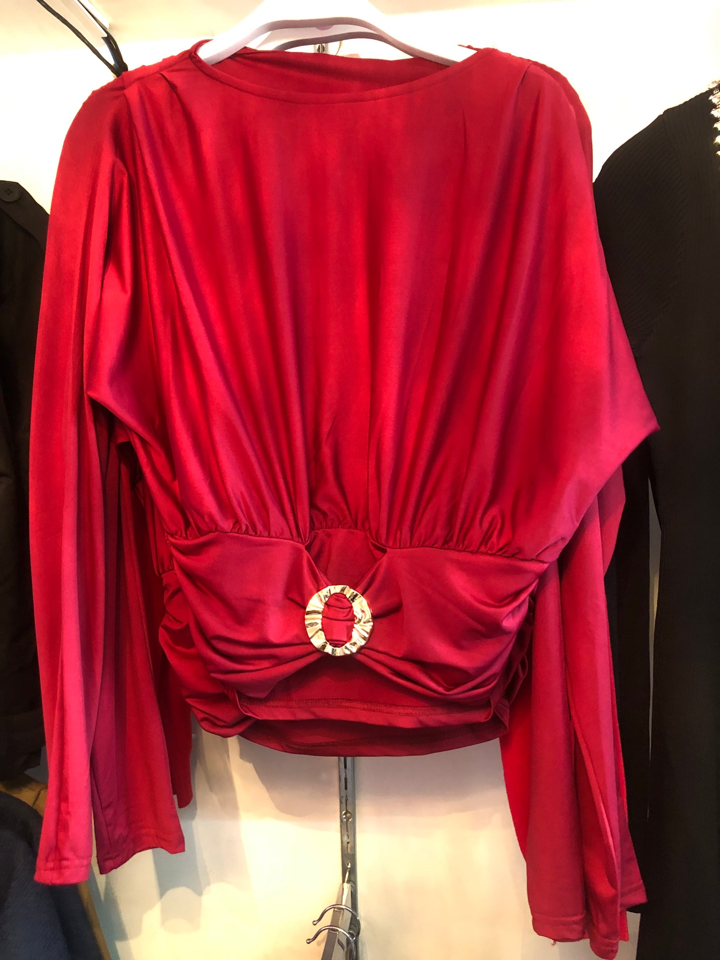 Blusa licra roja manga larga con detalle dorado #11618