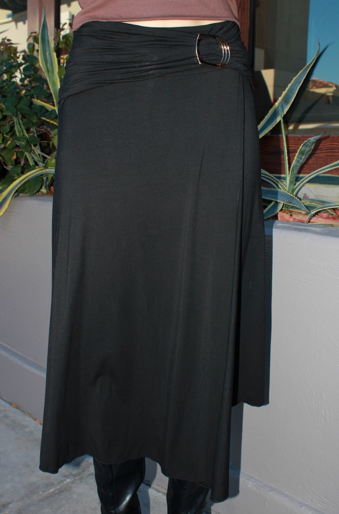 Falda midi negra licra con detalle metal #11546