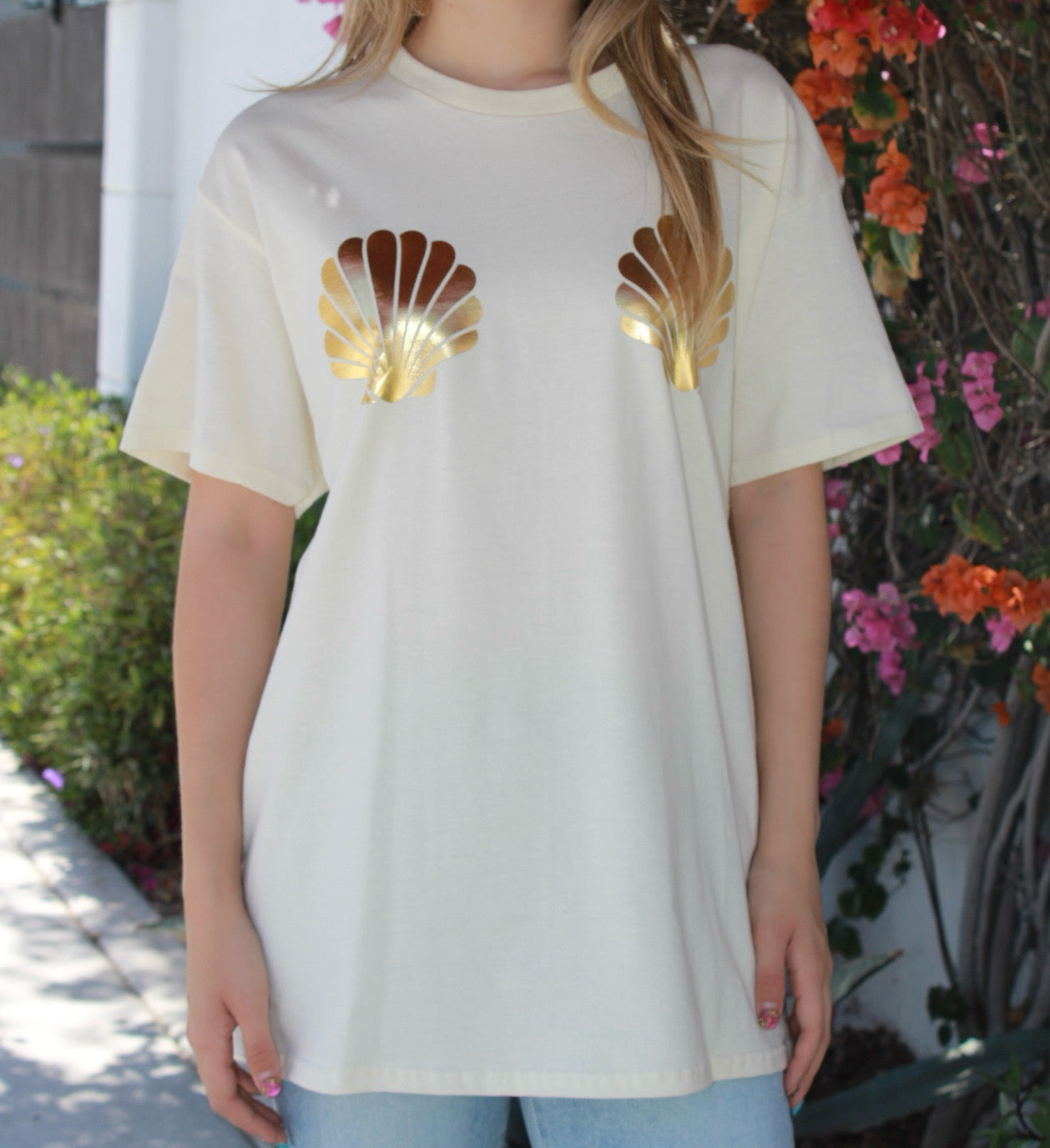 Camiseta oversize crema con conchas doradas #11157