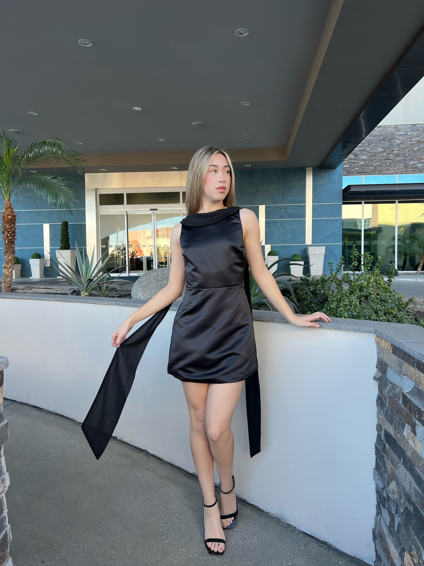Vestido negro, corto, satín con mascada pegada #11728￼