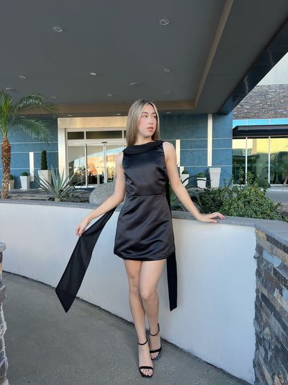 Vestido negro, corto, satín con mascada pegada #11728￼