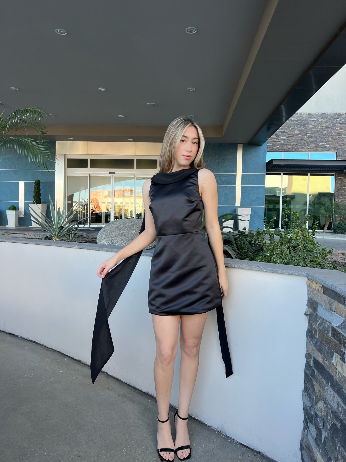 Vestido negro, corto, satín con mascada pegada #11728￼