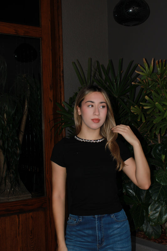 Camiseta negra c cuello de brillos #11490