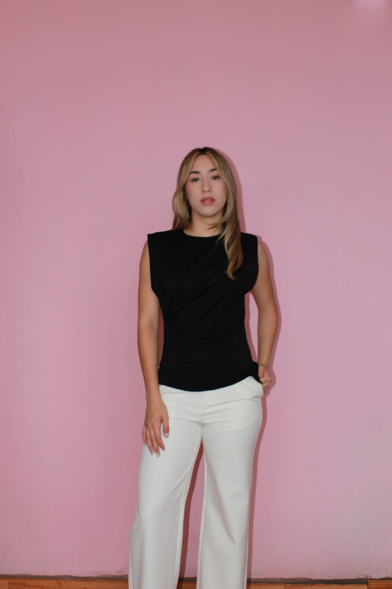 Blusa negra sin manga lado drapeado #11370