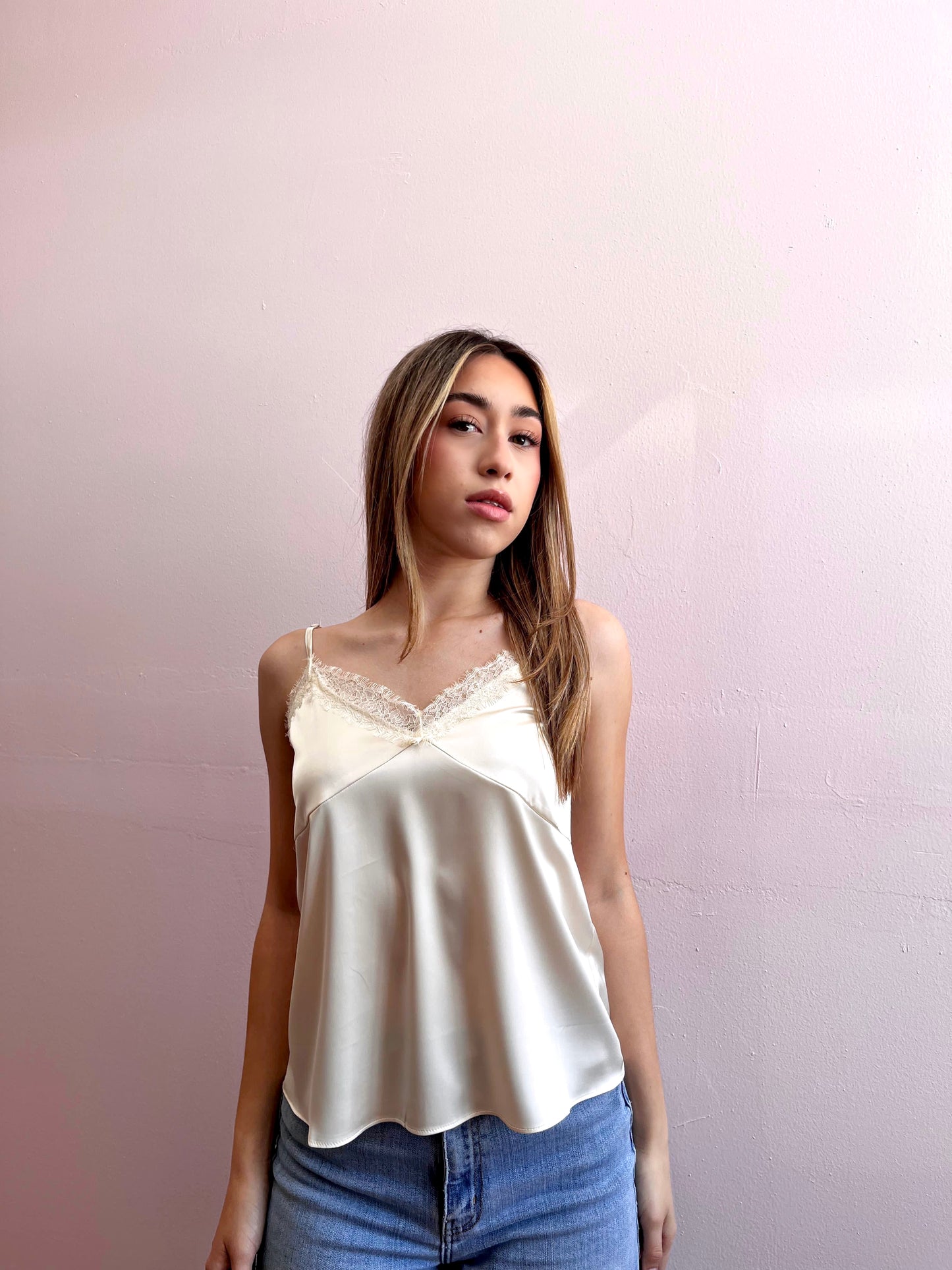 Blusa creama con encaje satinada de tirantes #11879