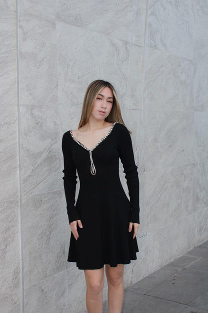 Vestido negro con escote de brillos #11588