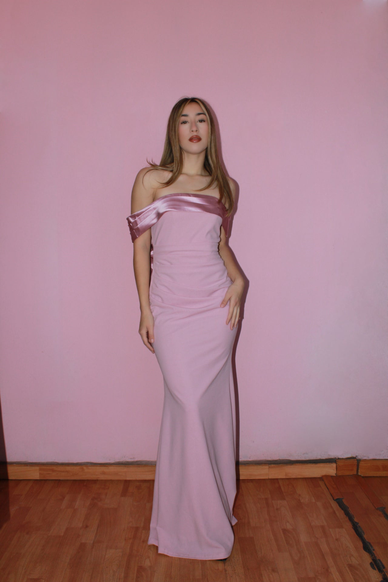Vestido largo off shoulder rosa c moño atrás #11743
