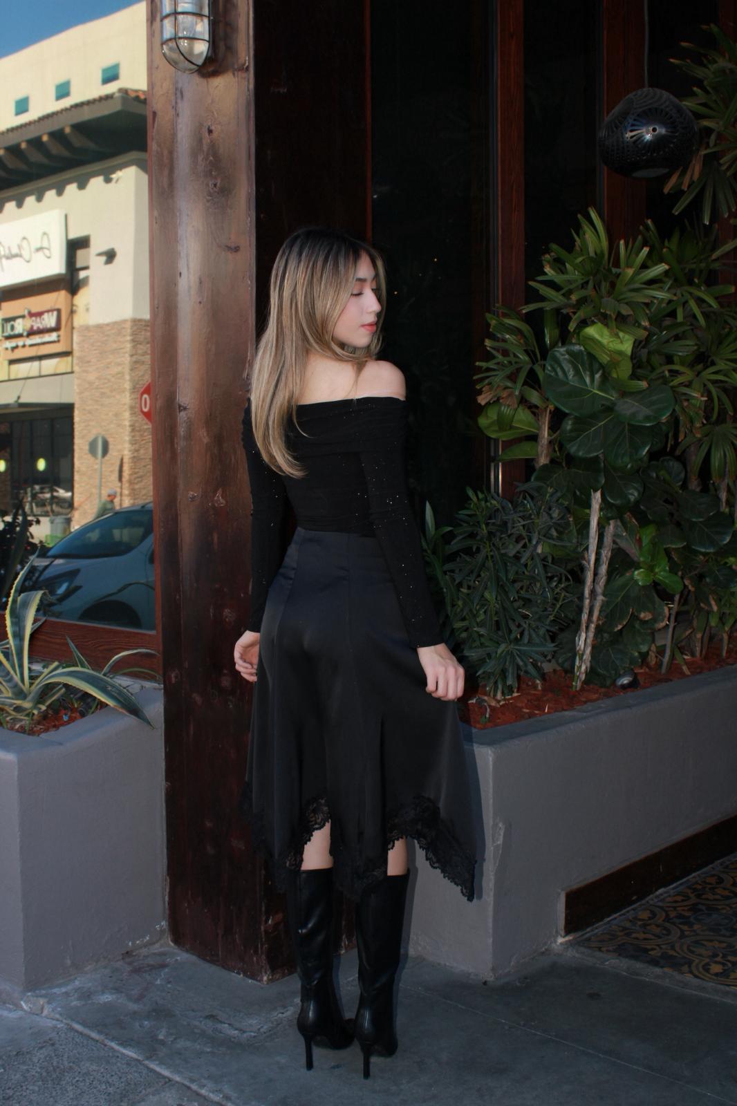 Blusa Off Shoulder negra, brillosa #11643