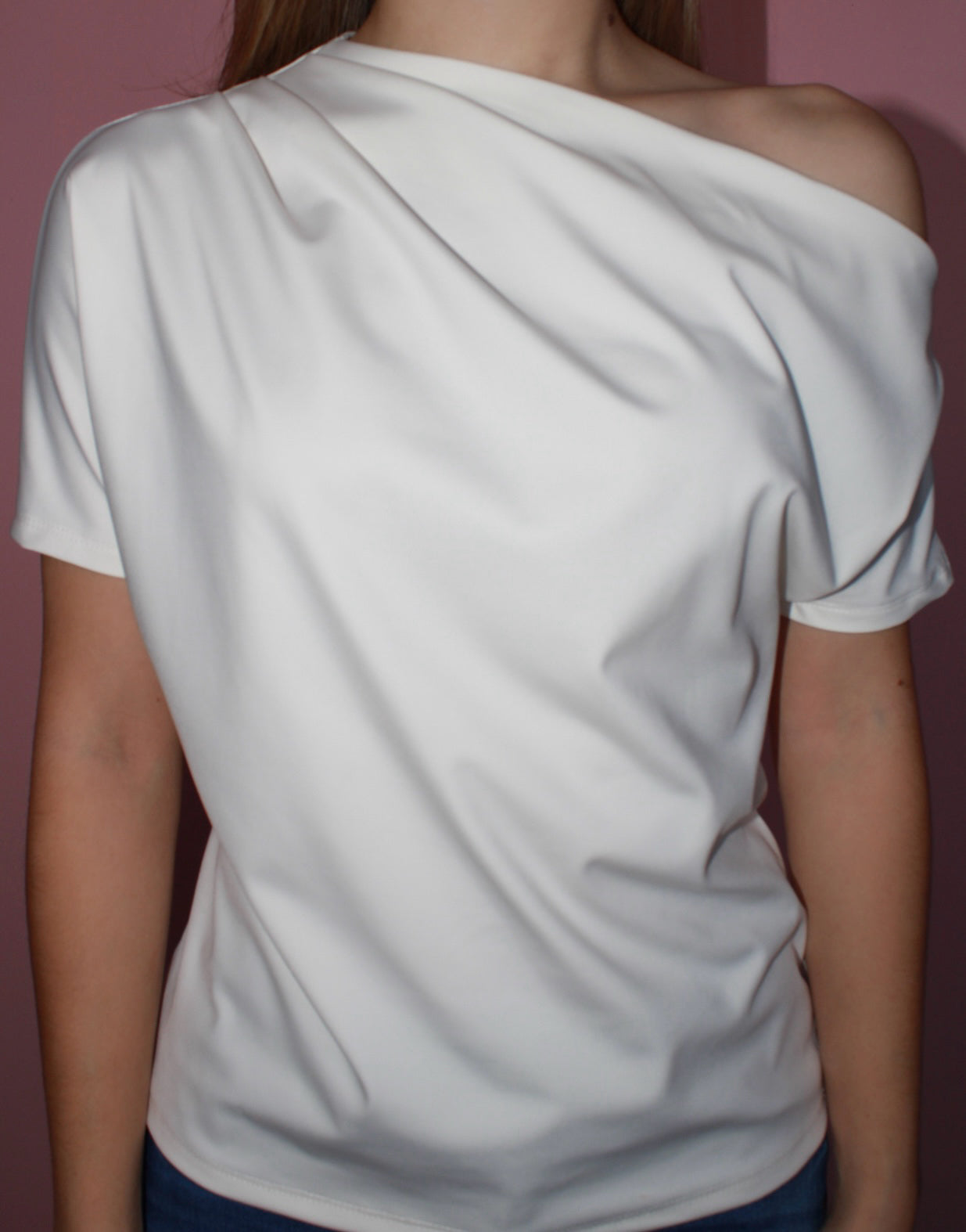 Blusa blanca manga corta hombro asimétrico #11742
